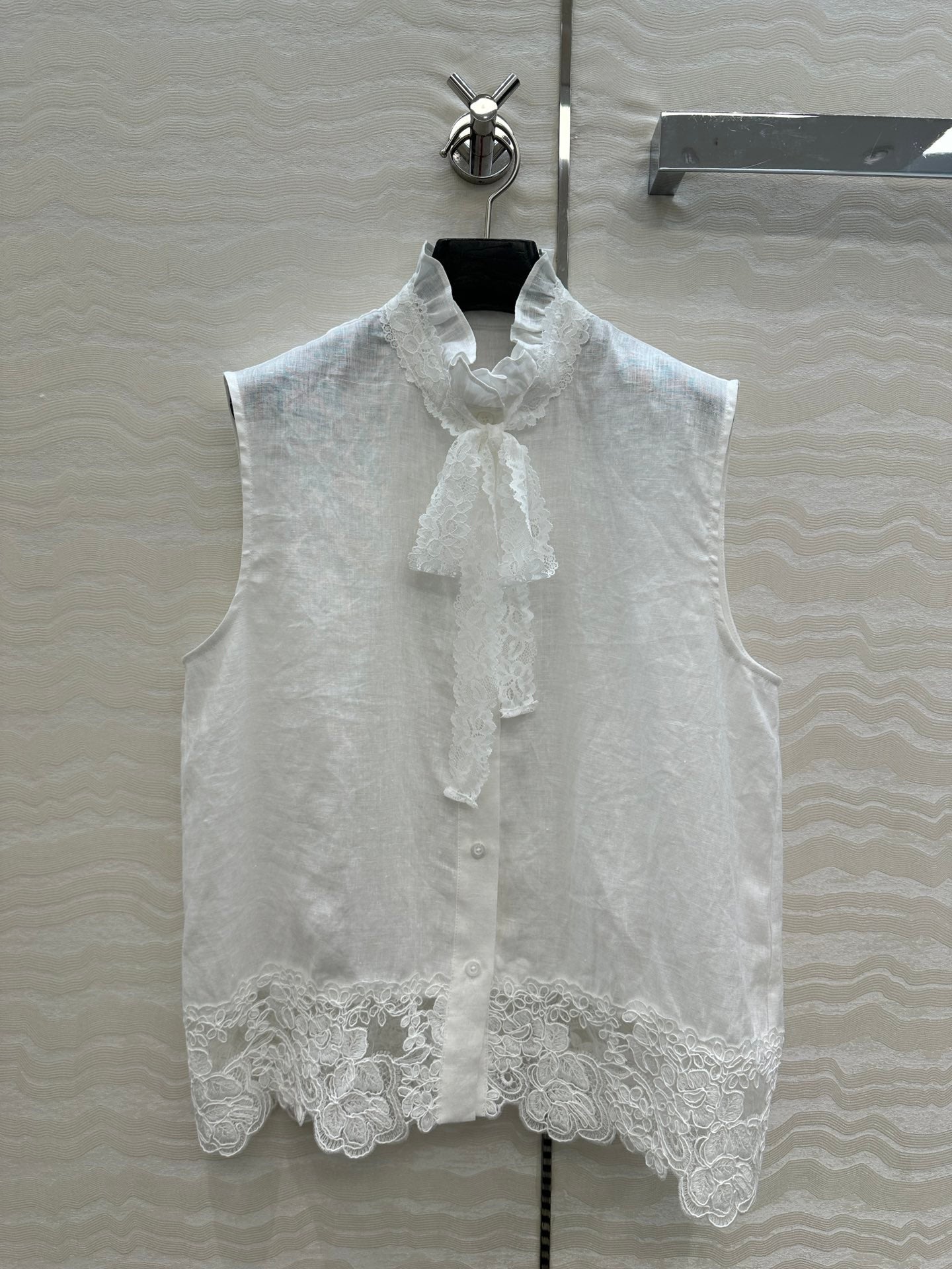 SLEEVELESS BLO IN WHITE LINEN LACE TRIM AND NECK TIE