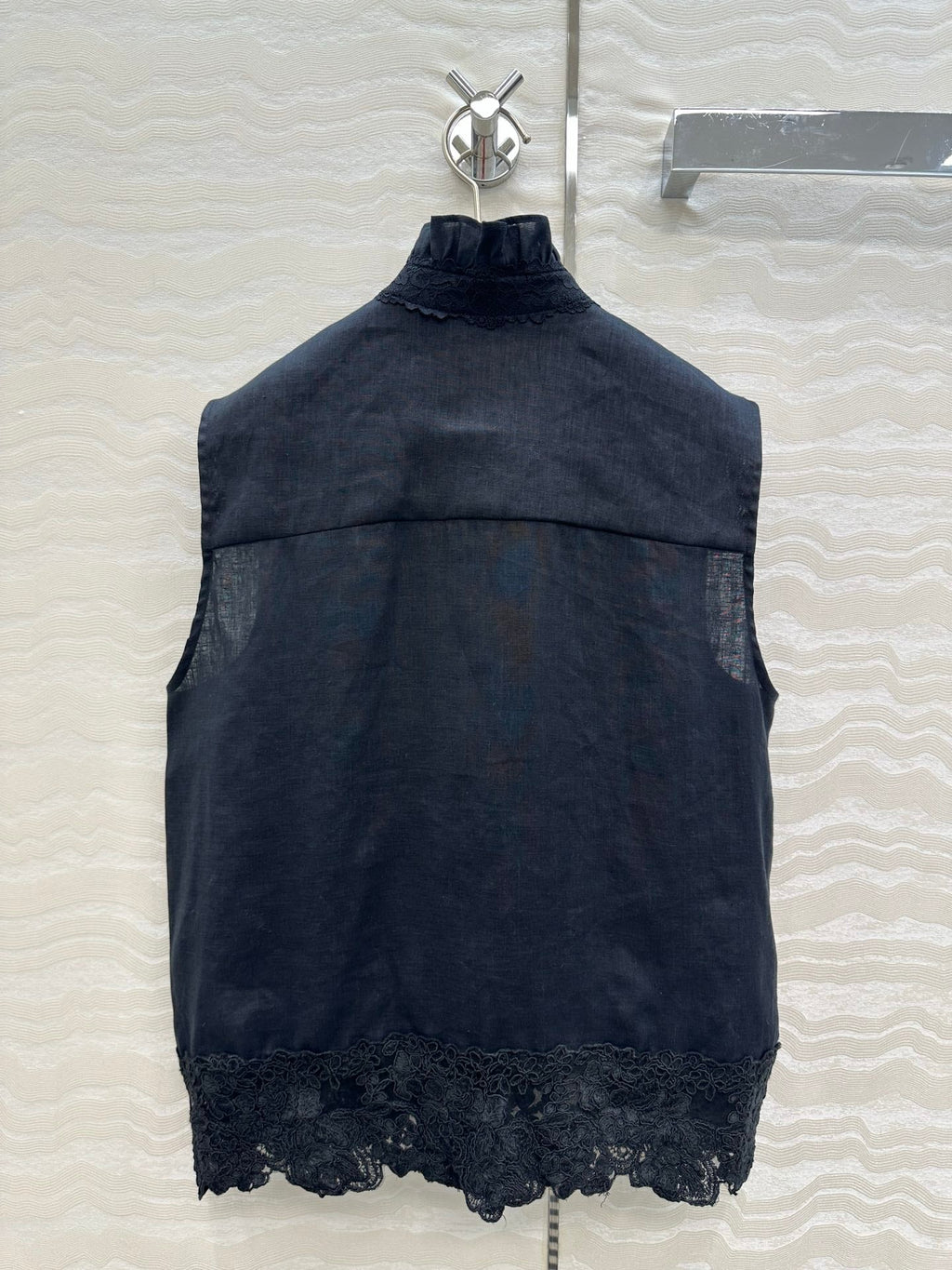 SLEEVELESS BLO IN BLACK LINEN LACE TRIM AND NECK TIE