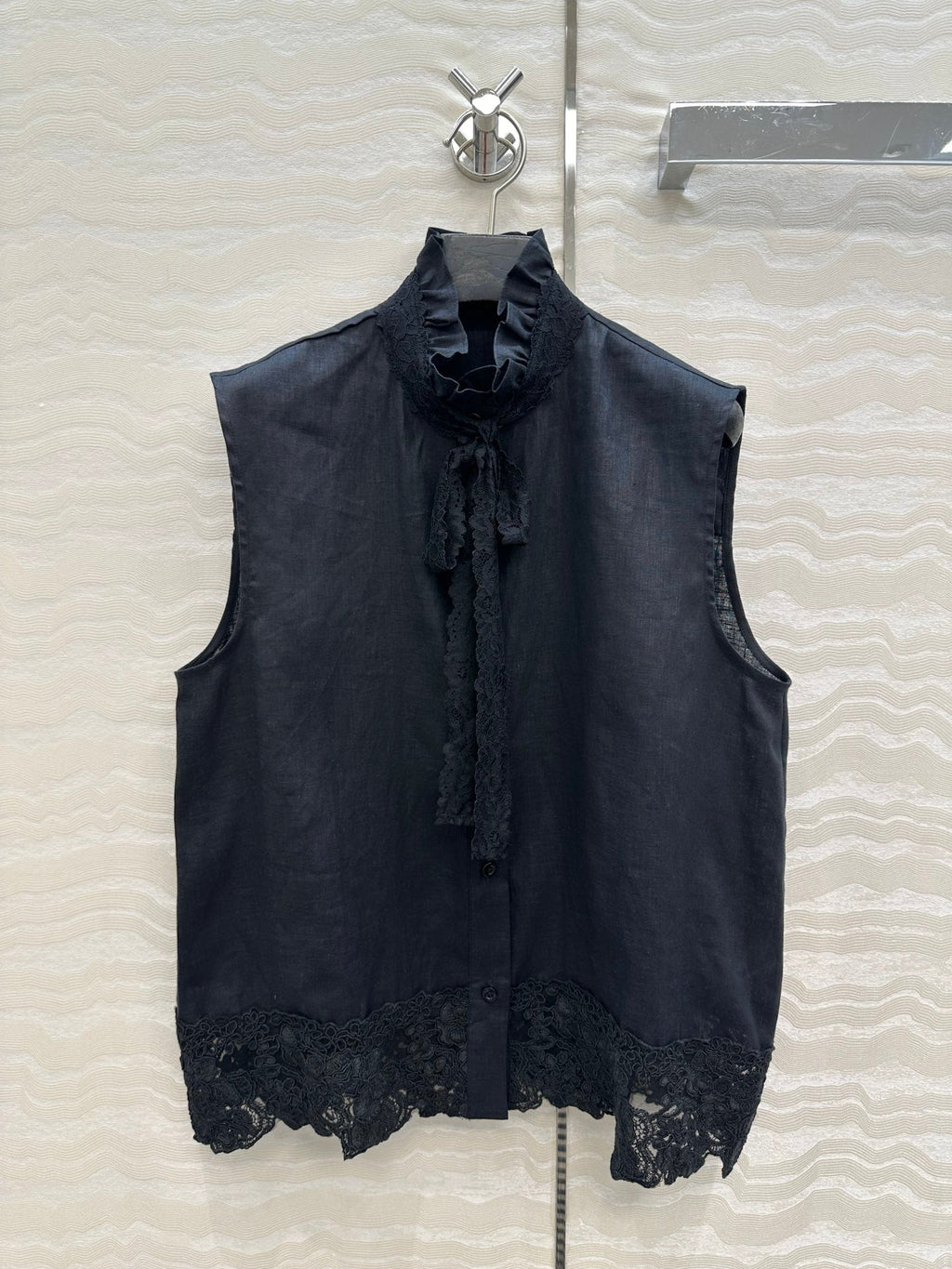 SLEEVELESS BLO IN BLACK LINEN LACE TRIM AND NECK TIE