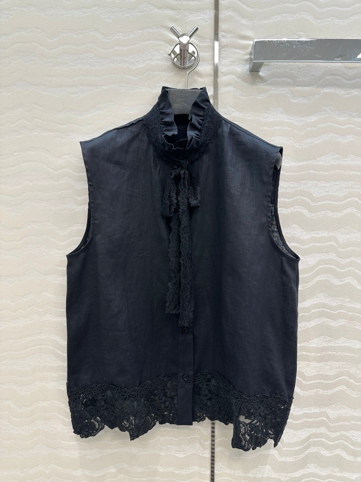SLEEVELESS BLO IN BLACK LINEN LACE TRIM AND NECK TIE