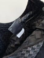 BOTTEGA VENETA  SHOULDER BAG 33 IN BLACK CALFSKIN