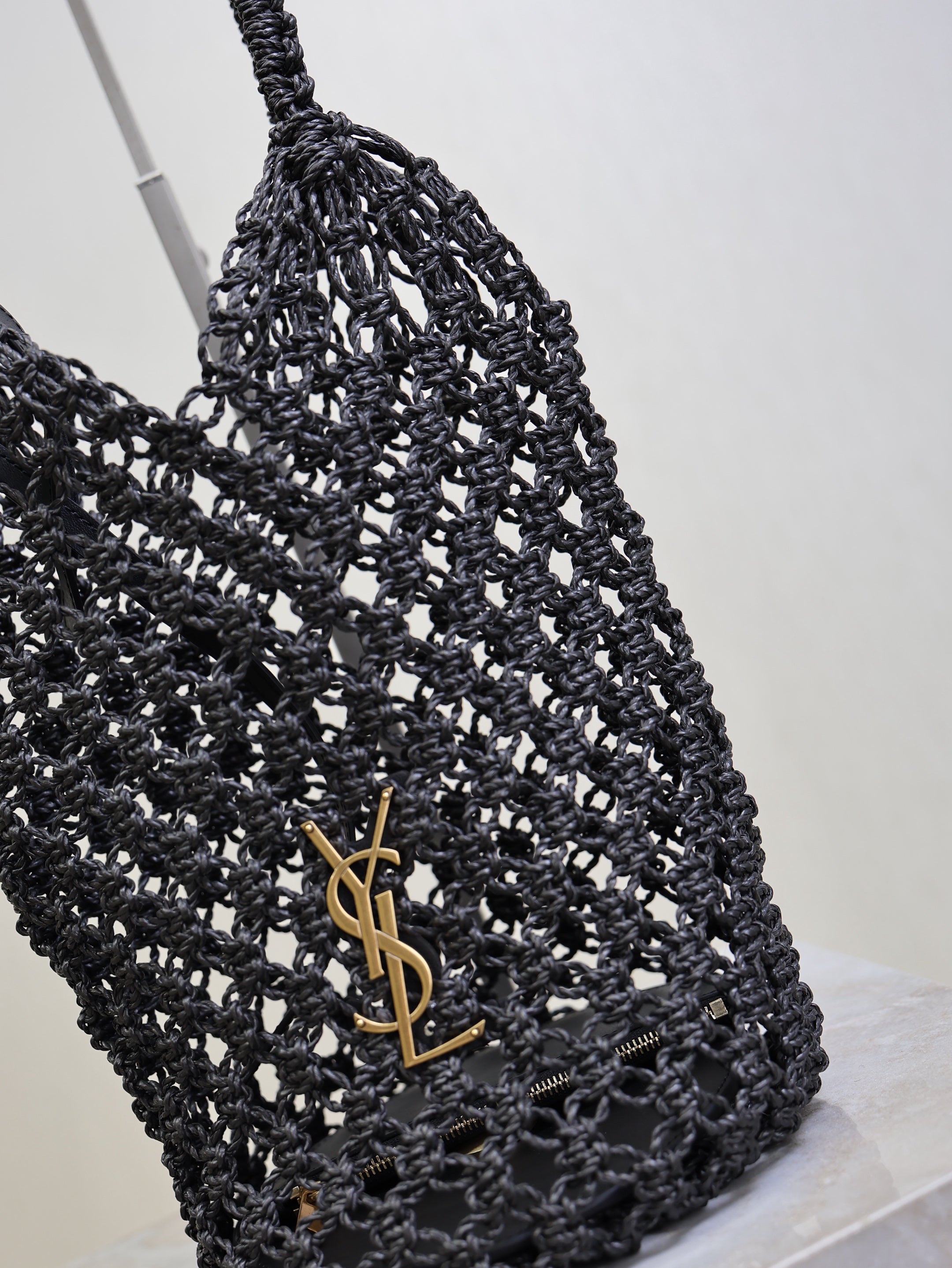 YSL SHOULDER BAG 33 IN BLACK WOVEN RAFFIA