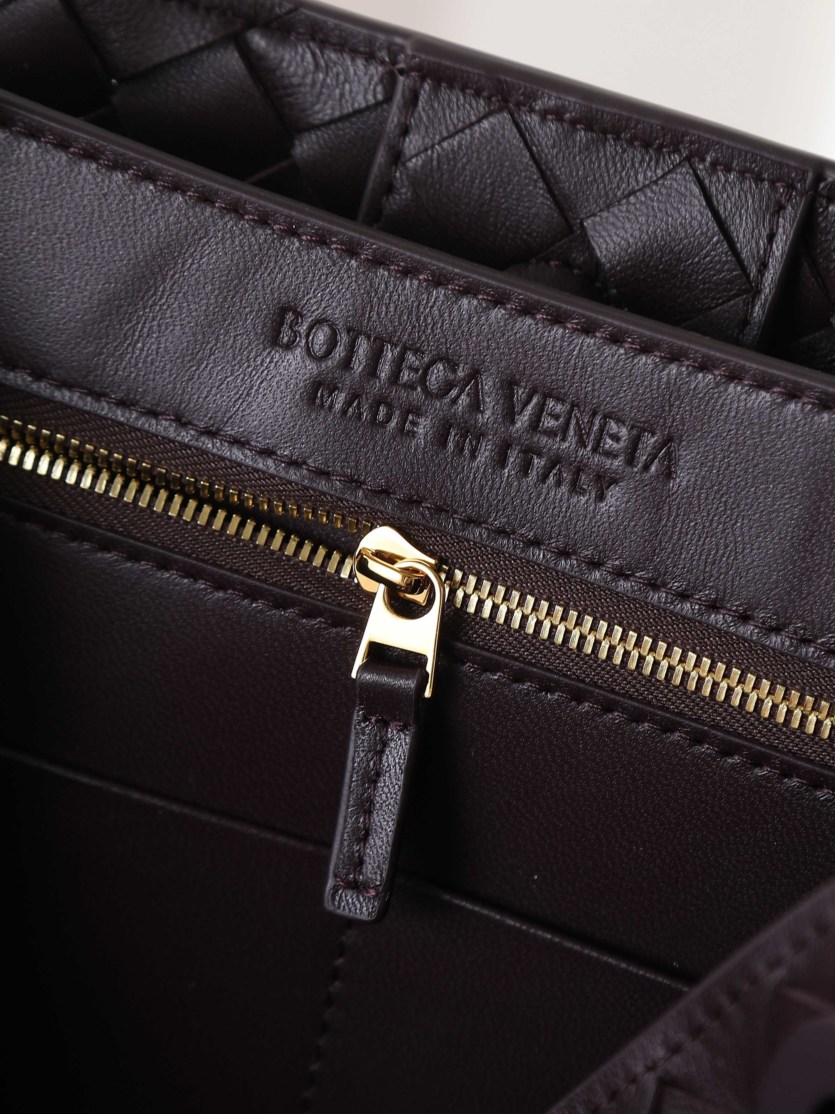 BV MEDIUM ANDIAMO 32CM DARK BROWN CHOCOLATE LAMBSKIN
