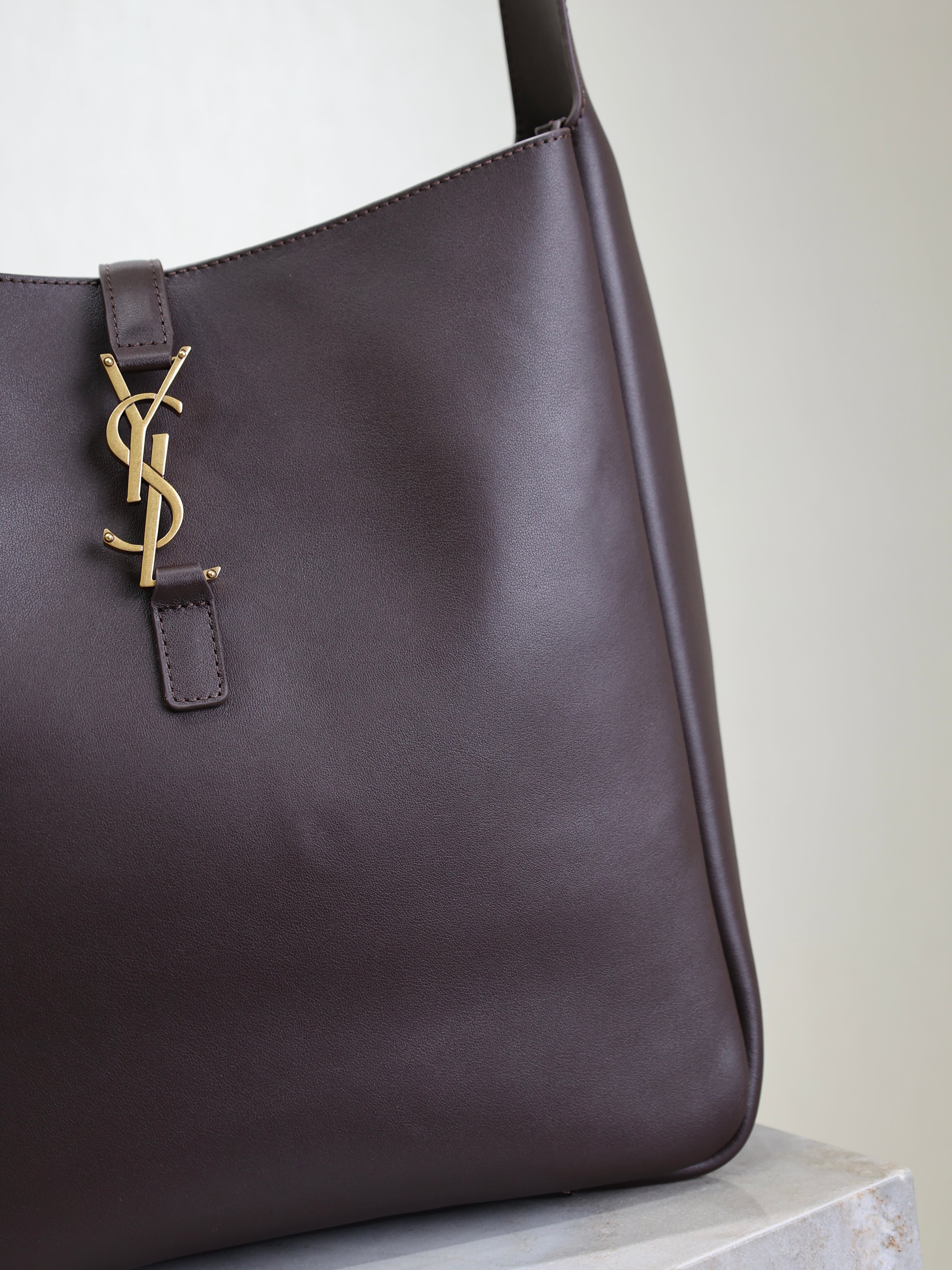 LE 5 À 7 LARGE BAG 31 IN COFFEE LAMBSKIN