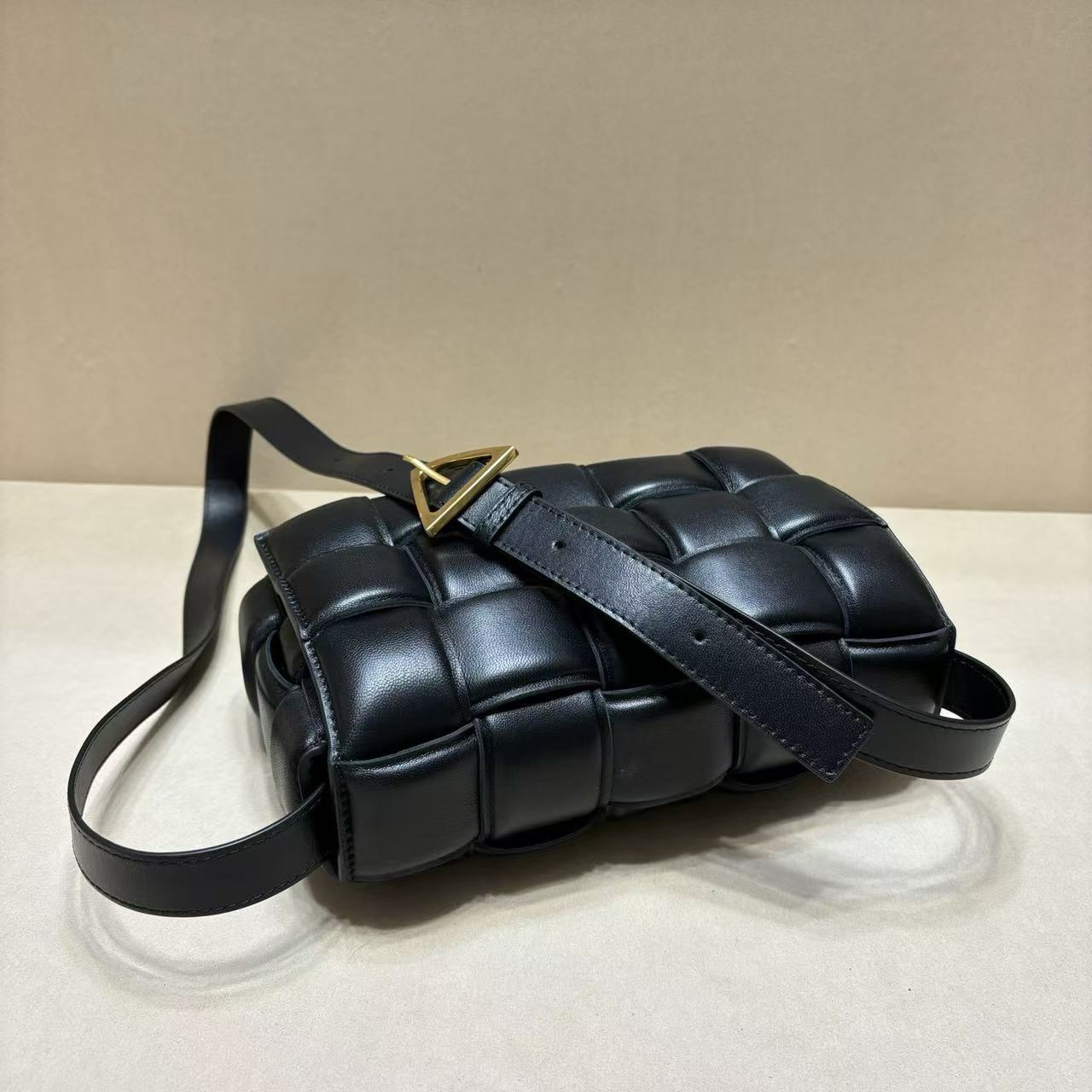 BV CROSSBODY BAG IN BLACK  LAMBSKIN
