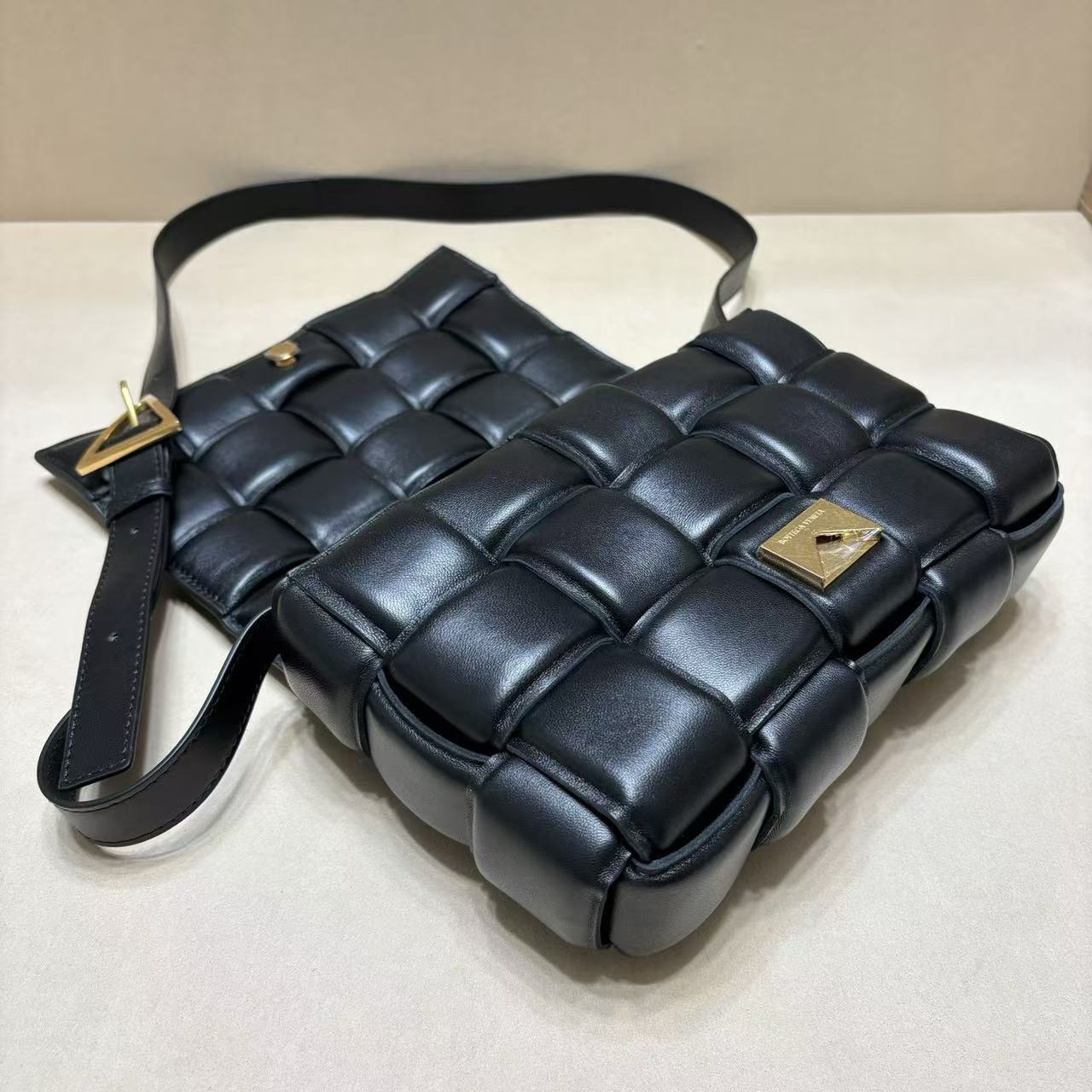 BV CROSSBODY BAG IN BLACK  LAMBSKIN