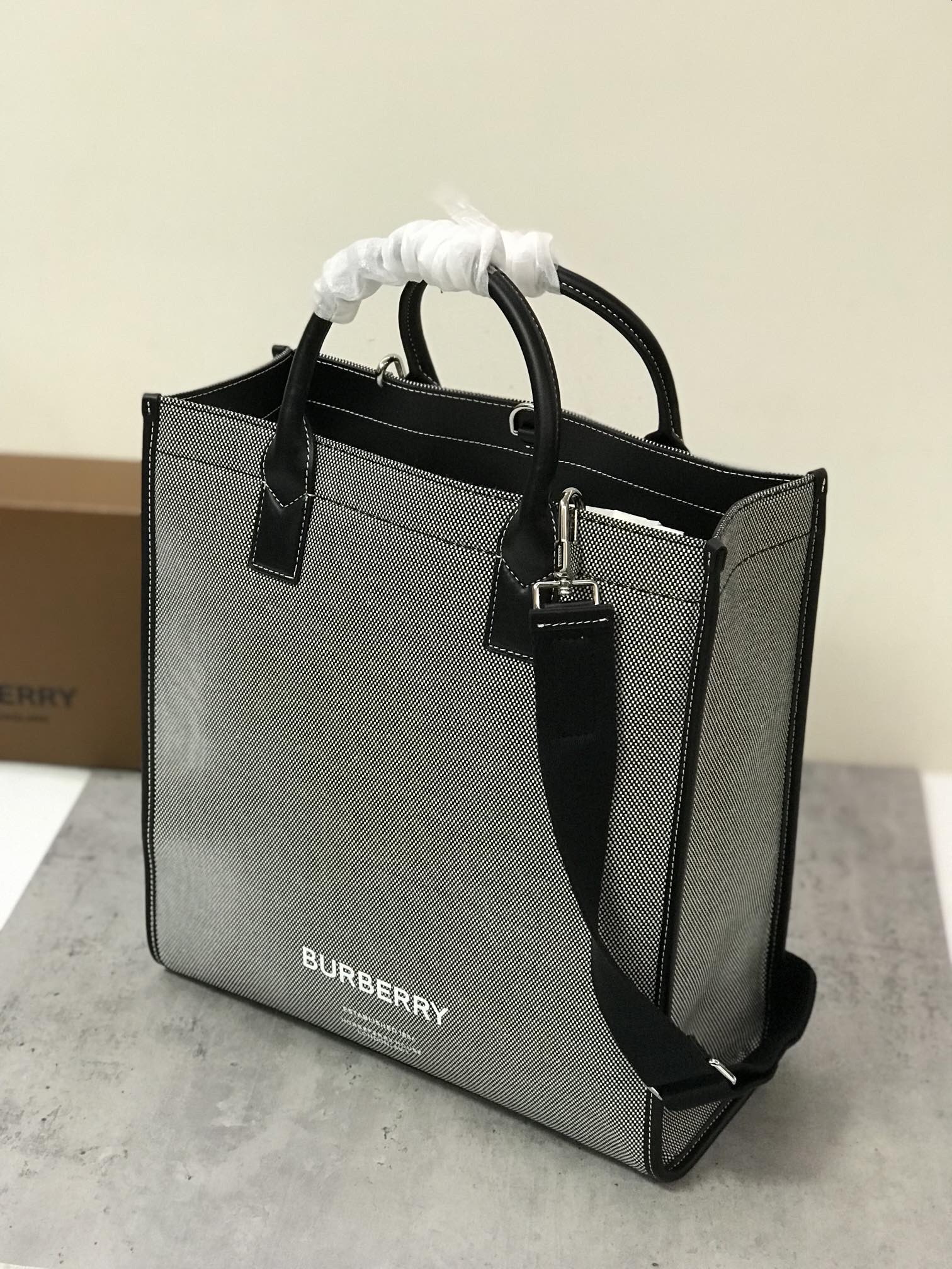 B-Berry - BB  Horseferry Print Cotton Canvas Tote Black/Grey For Women, Women’s Bags, Shoulder And Crossbody Bags 14in/ 35.5LO BUR 80508141