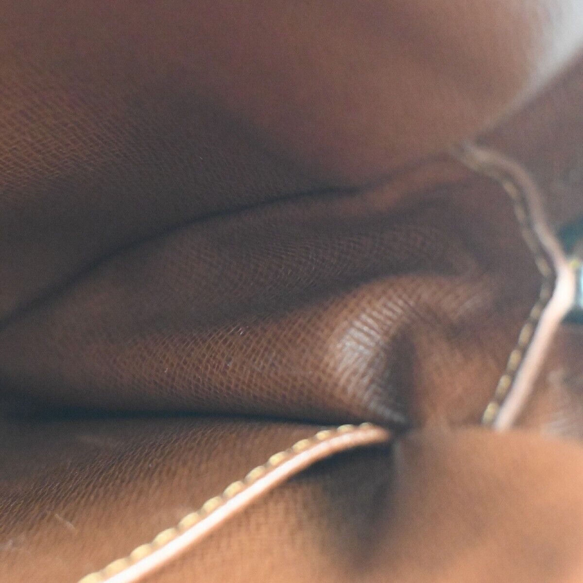 LO-LV bags 2045