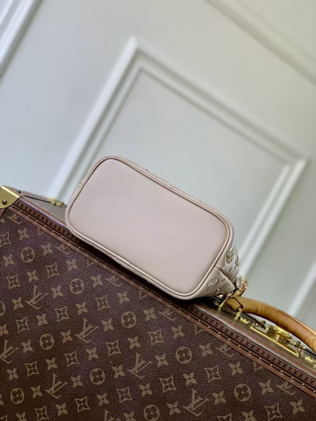 LV Coussin Bucket Bag Beige/Gray Galet Sheepskin