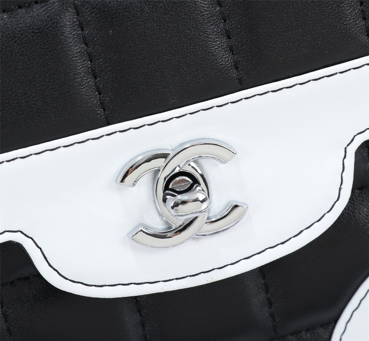 CHL -  19 Handbag 7in/18LO Black/White For Women