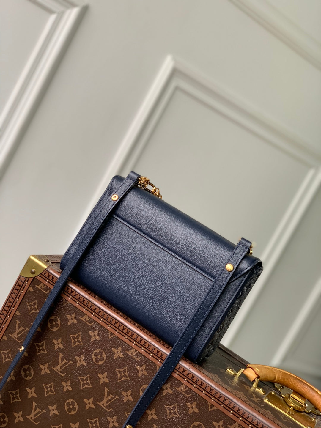 Twist MM Slim 23cm Dark Blue Calfskin 251410