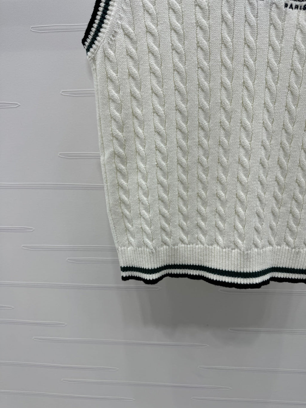 DIOR KNITTED V-NECK SLEEVELESS VEST WHITE 274923