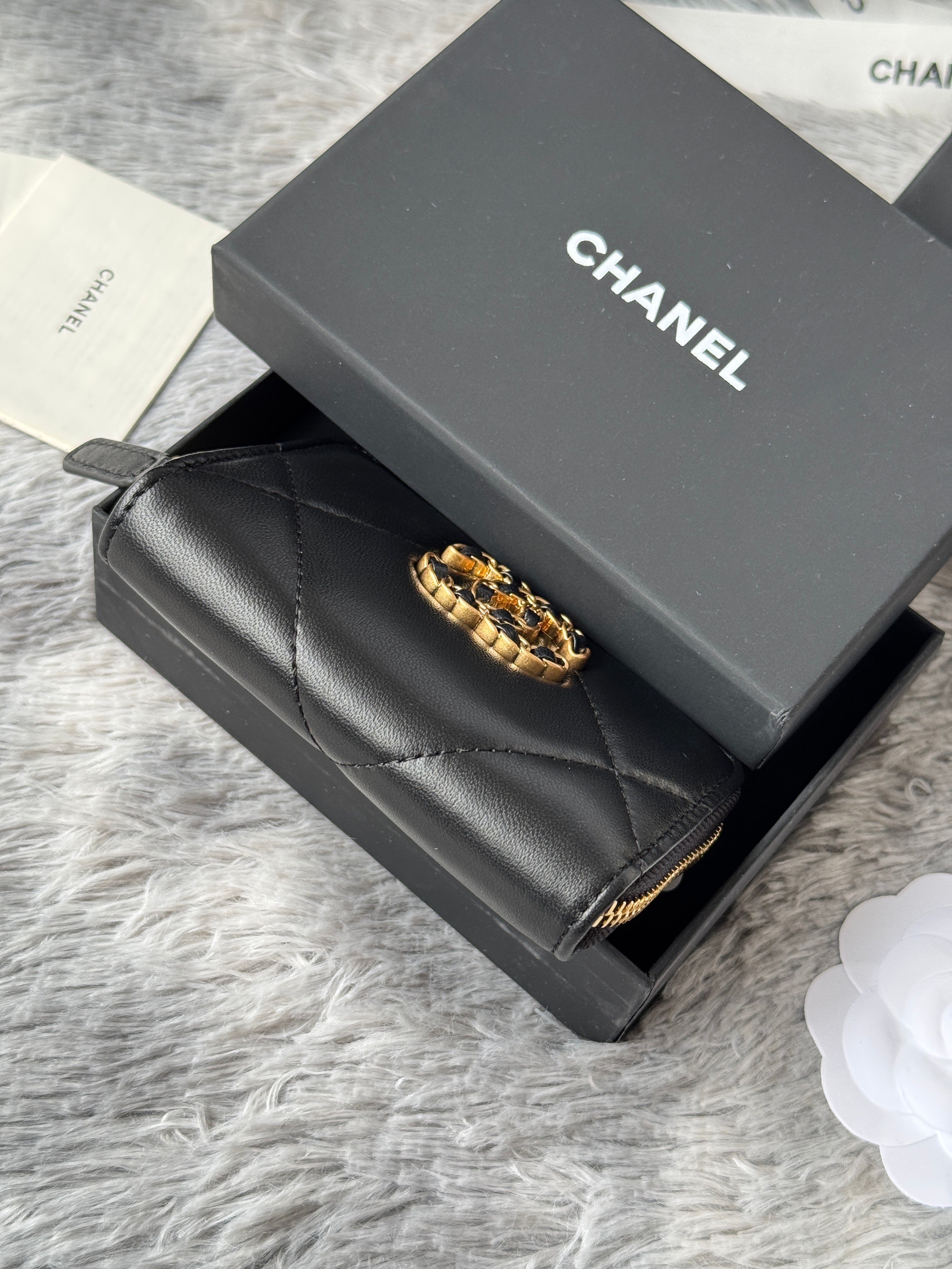 CC 19 Quilted Zipper Coin Purse Black Gold-Tone Sheepskin 242800