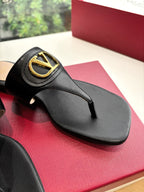 VLTN THONG SANDALS 25S IN BLACK LAMBSKIN WITH GOLD HARDWARE