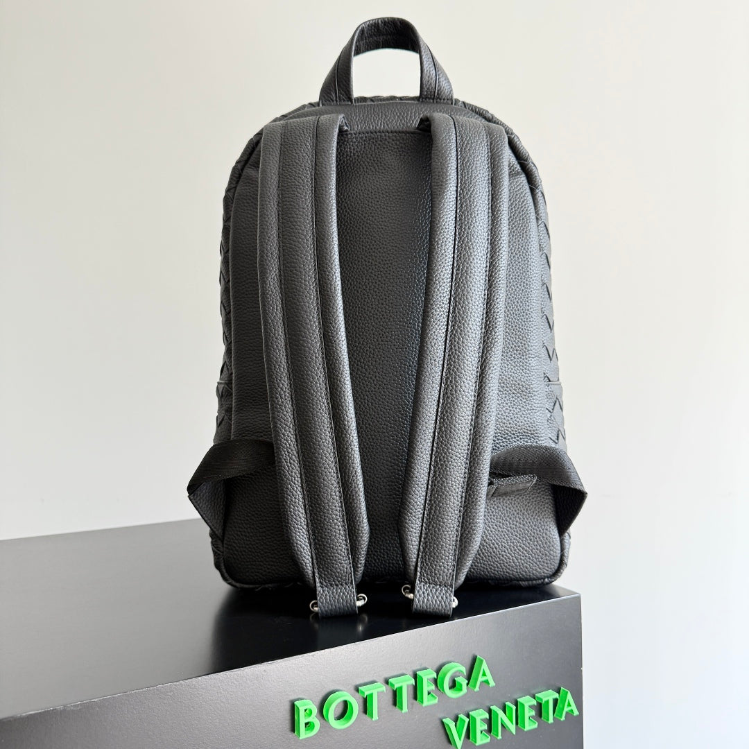 BV 25 Backpack Black Intrecciato Grained Leather