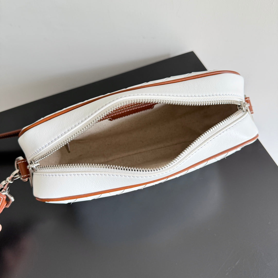 BV 25 Small Intrecciato Camera Bag 24.5cm White Cowhide HW