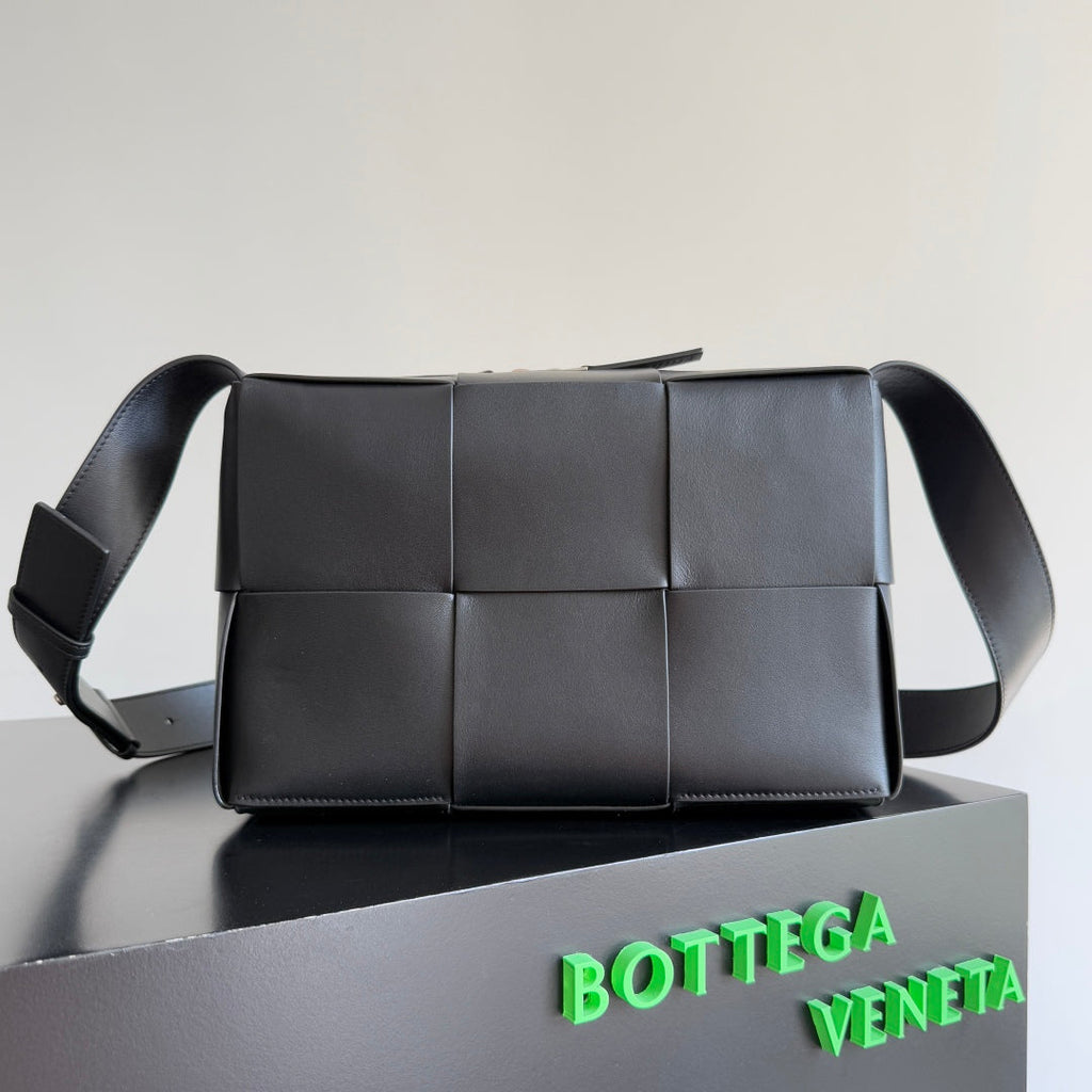 BV 25 Arco Camera Bag 28cm Black Leather