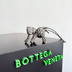 BOTTEGA VENETA 25S DAMEN ELEPHANT CHARM IN GREIGE CALFSKIN