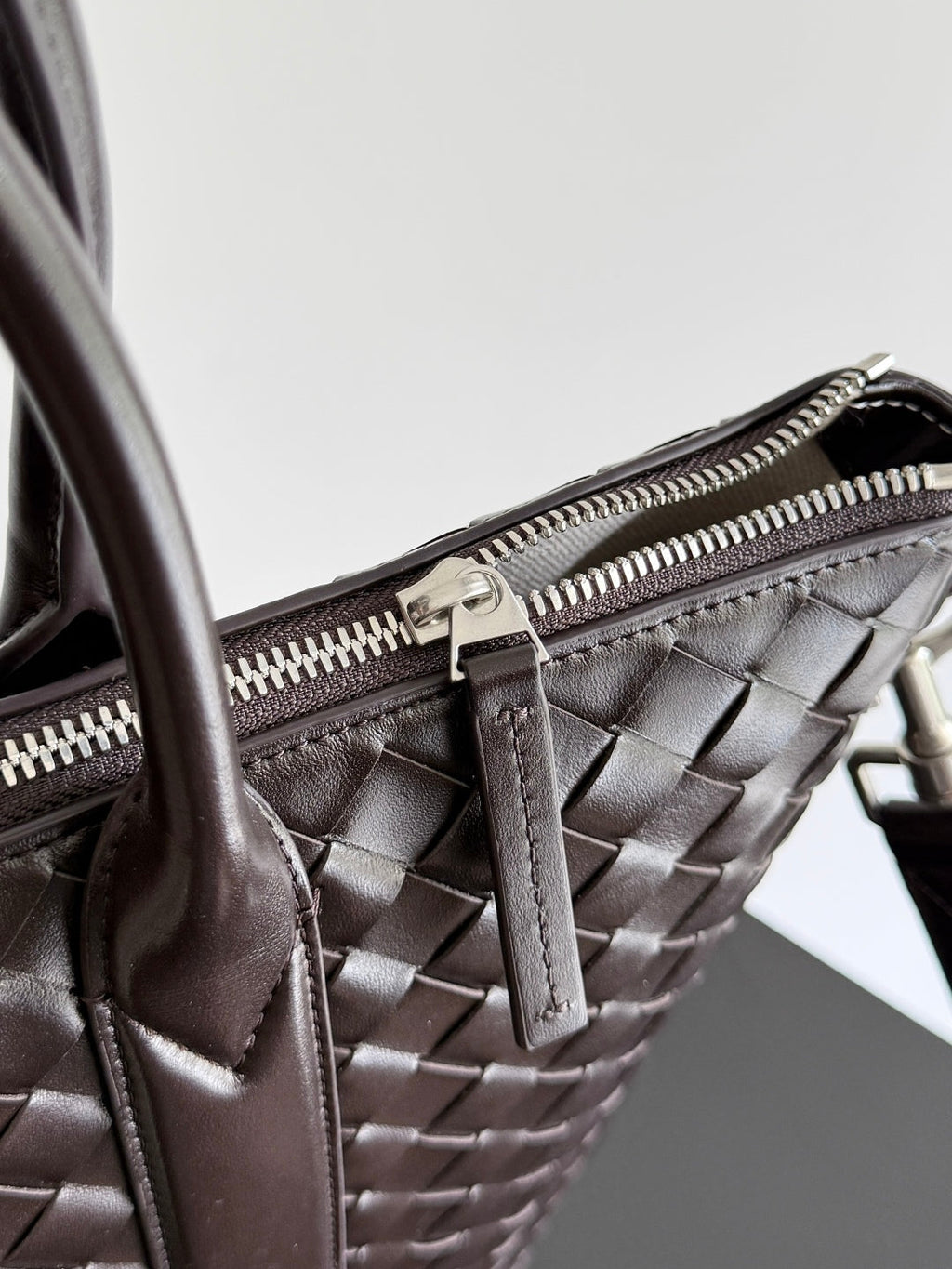 BV 25 Zipped North-South Tote 33.5cm Fondant Intrecciato Leather
