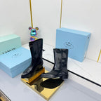 PRADA 25S POINTED TOE HIGH BOOTS 50MM IN BLACK GLOSSY CALFSKIN WITH LOGO