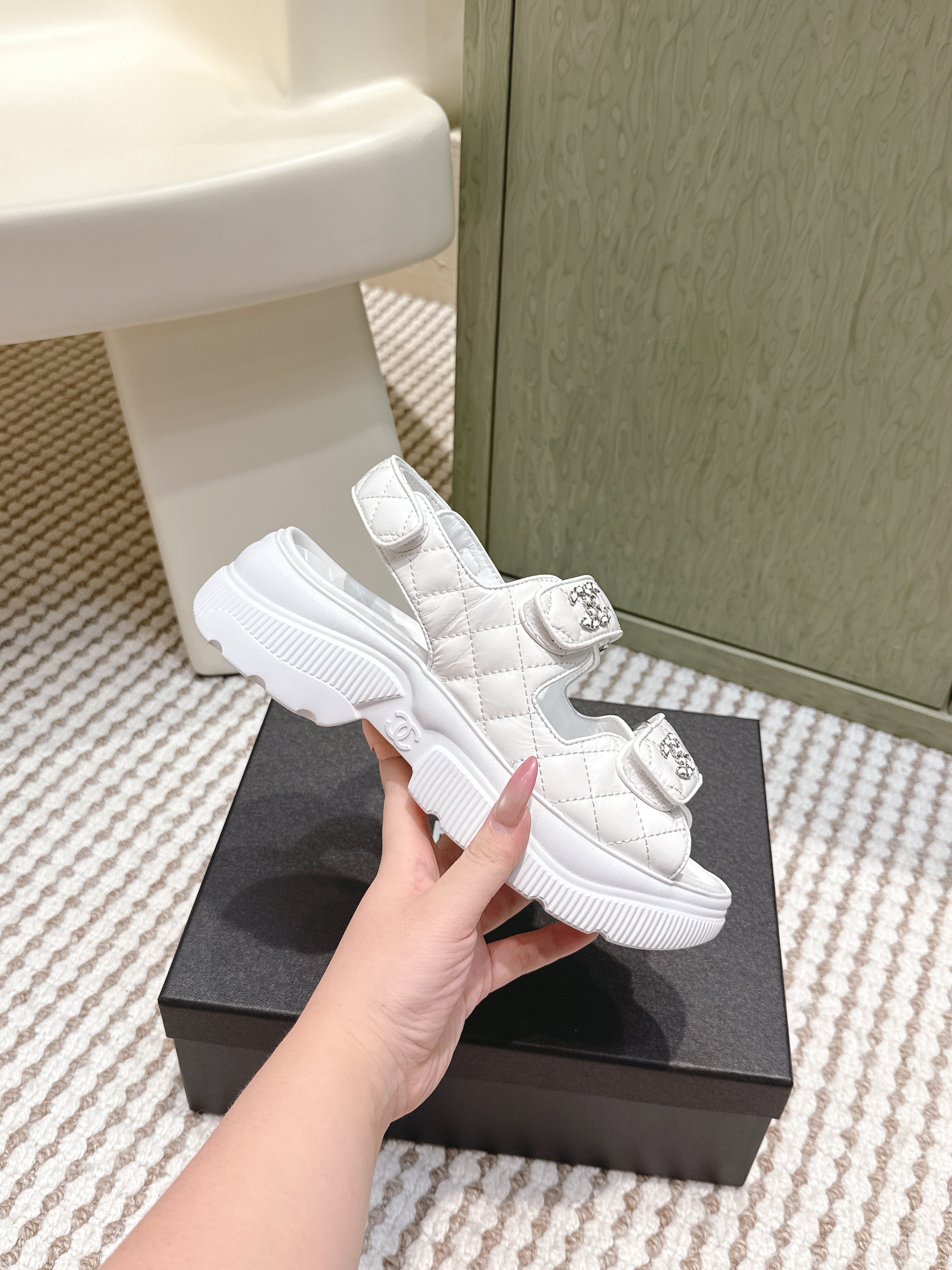 CHANEL 25S SANDALS IN WHITE PATENT CALFSKIN SILVER HARDWARE