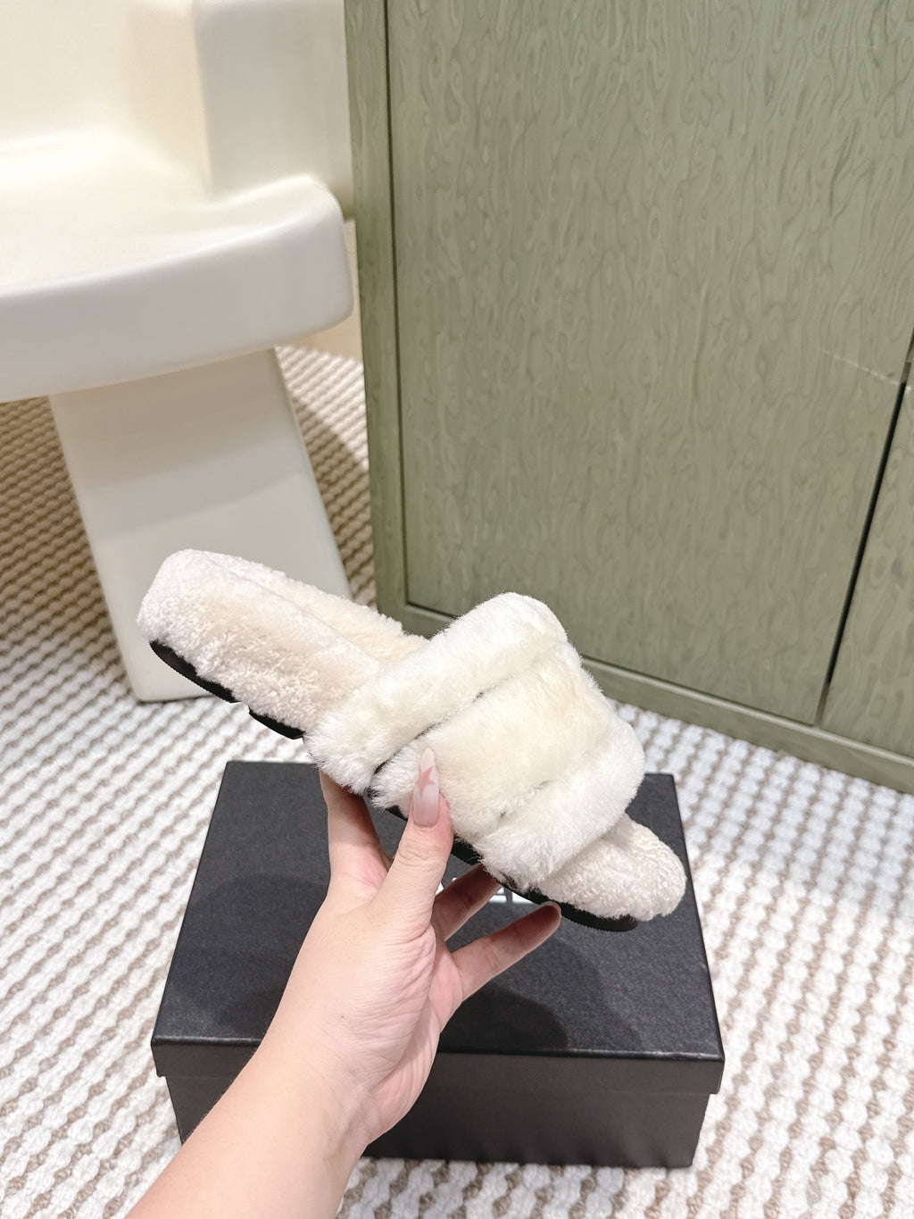 CHANEL 25S FLUFFY SLIDERS IN BEIGE AND WHITE