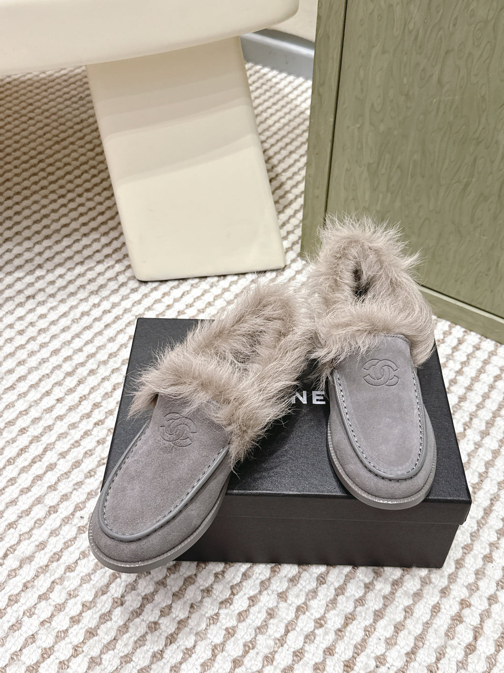 CHANEL 25S LOAFERS MOCCASIN IN LIGHT GRAY SUEDE WITH LIGHT BEIGE MINK FUR LINING