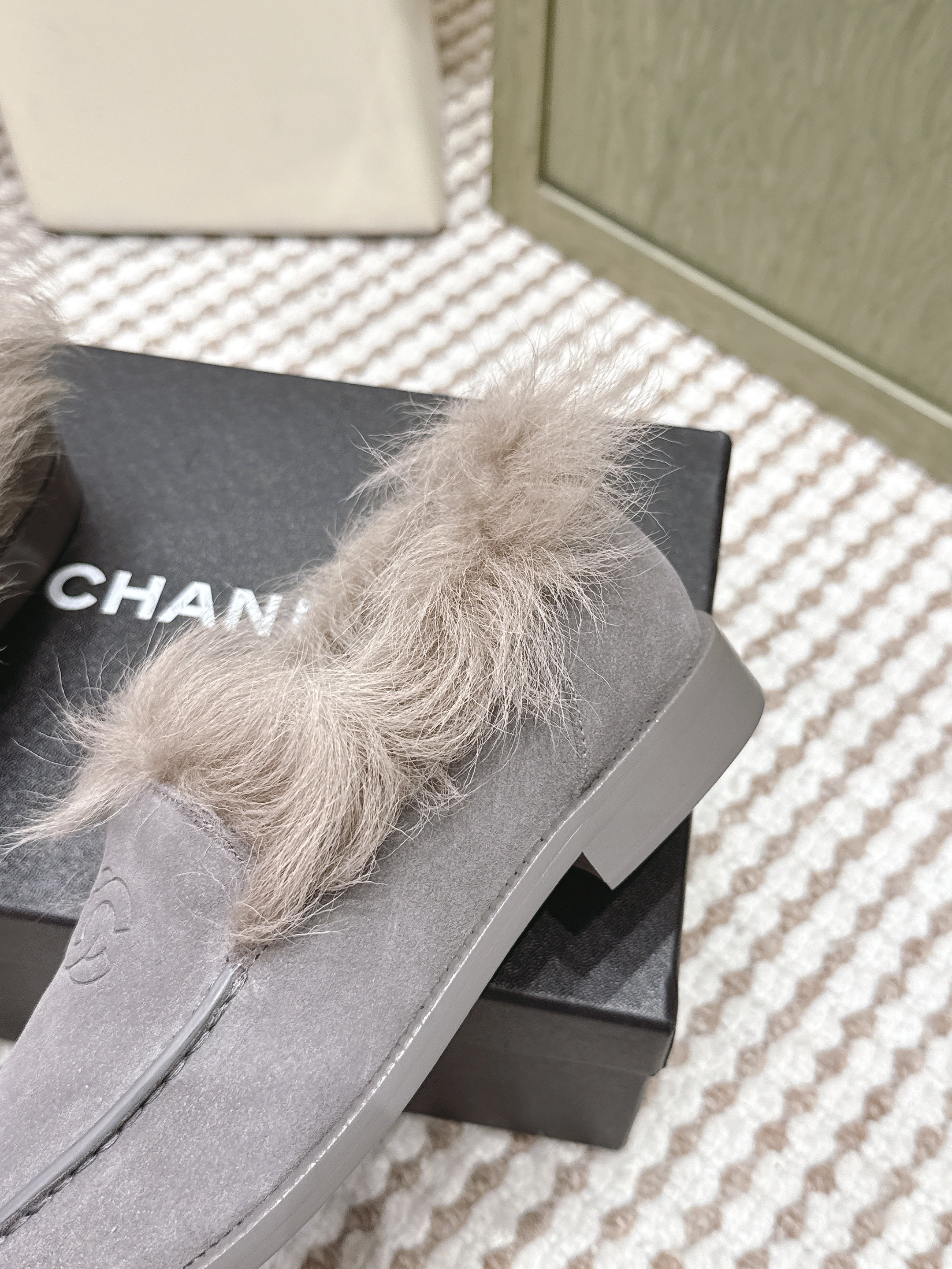 CHANEL 25S LOAFERS MOCCASIN IN LIGHT GRAY SUEDE WITH LIGHT BEIGE MINK FUR LINING
