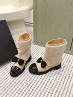 CHANEL 25S ANKLE BOOTS IN BEIGE SHEARLING LAMBSKIN AND BLACK PATENT CALFSKIN