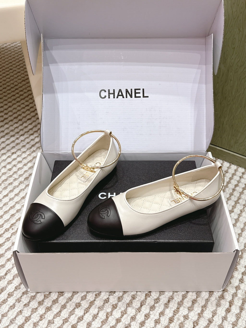 CHANEL 25S BALLERINA SHOES IN WHITE AND BLACK CALFSKIN GOLD HARDWARE