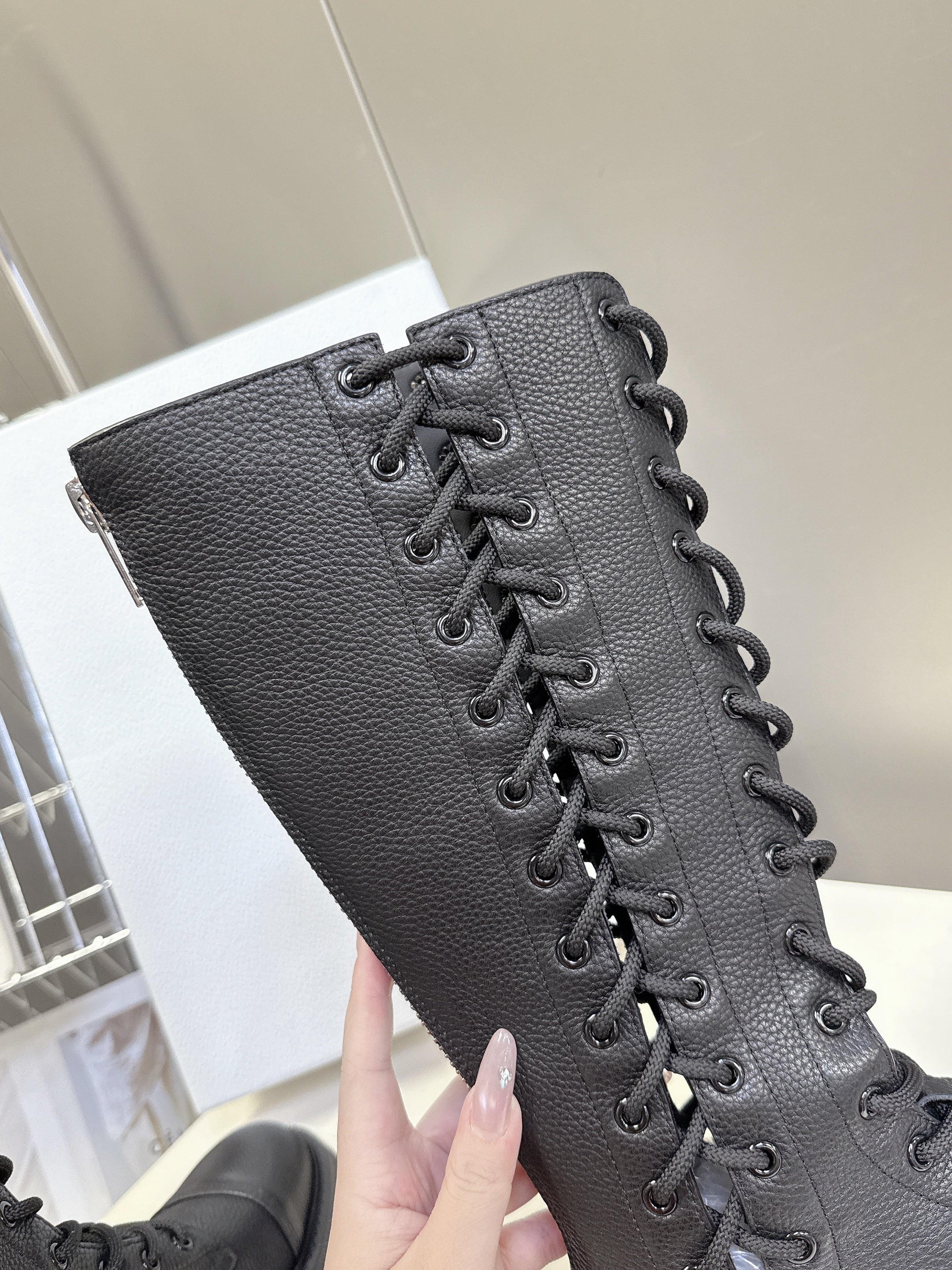 DIOR 25S D-ROAD BOOT IN BLACK GRAINED CALFSKIN