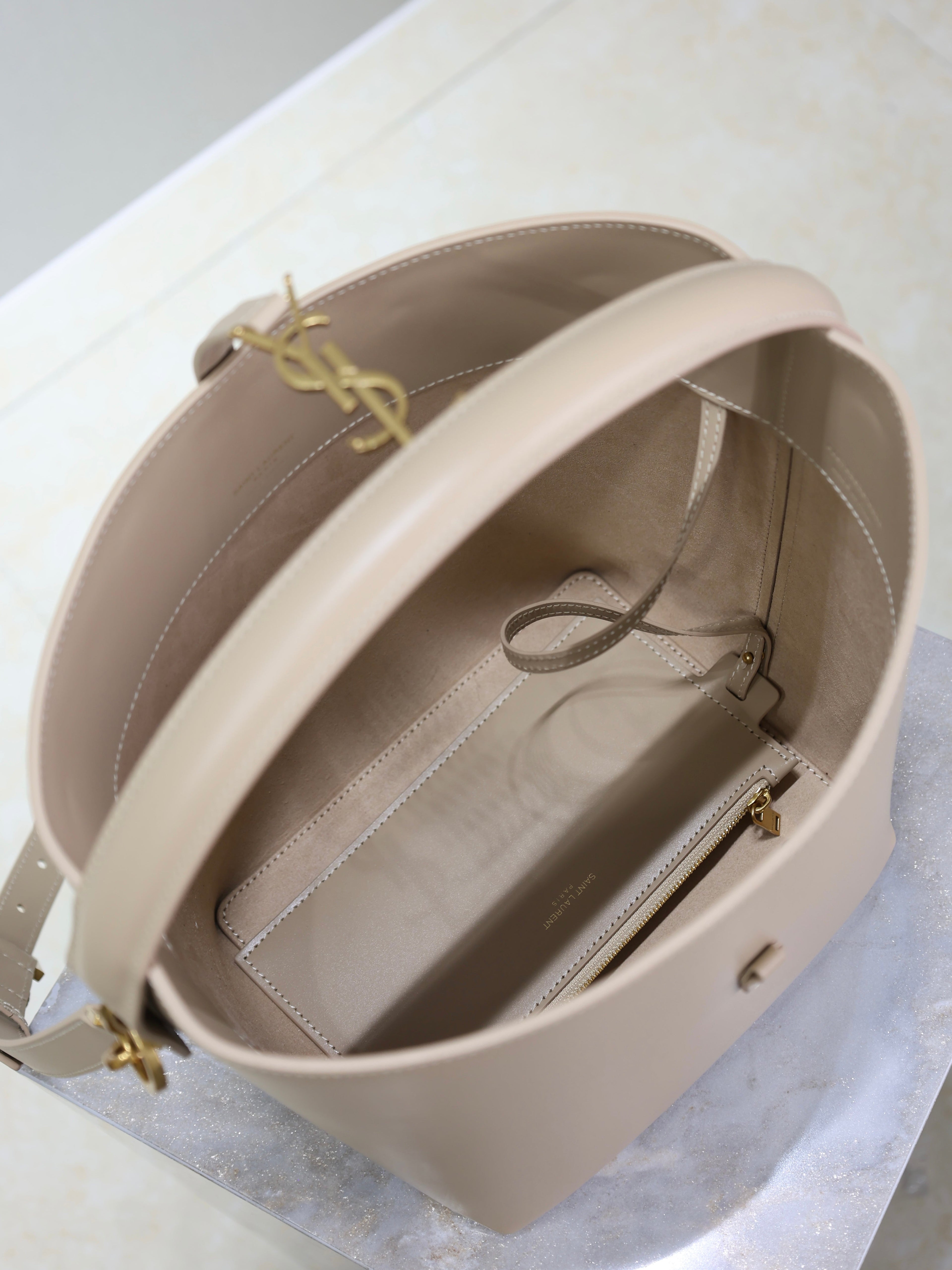YSL 25S LE 5 À 7 BUCKET 26 IN NUDE CALFSKIN GOLD HARDWRE