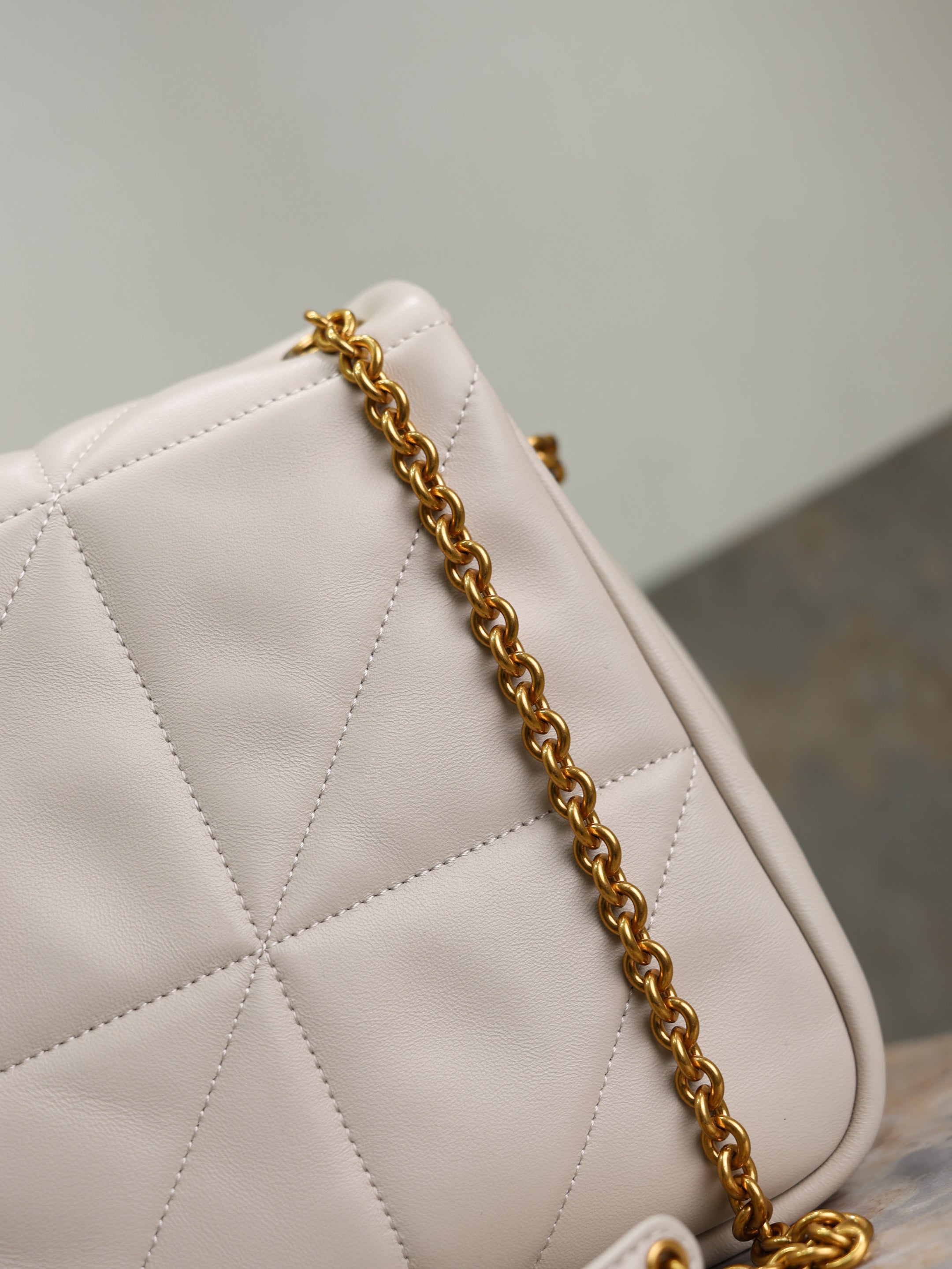 YSL 25S JAMIE 4.3 29 IN BLANC  LAMBSKIN GOLD HARDWARE