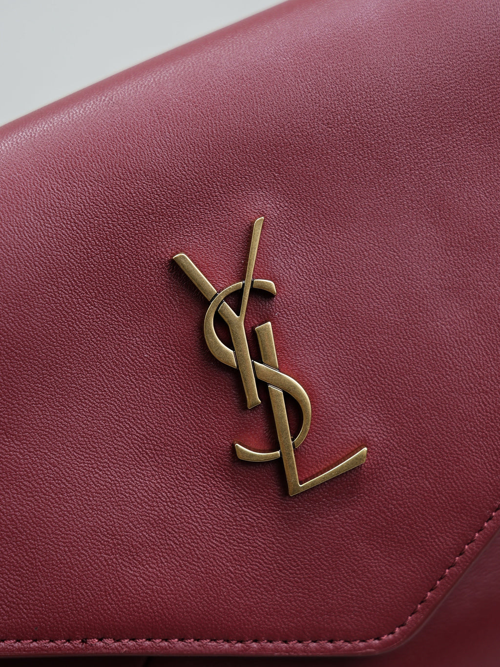 YSL 25S CASSANDRE LARGE ENVELOPE POUCH 29 IN DARK RUBY SHINY CALFSKIN GOLD HARDWARE
