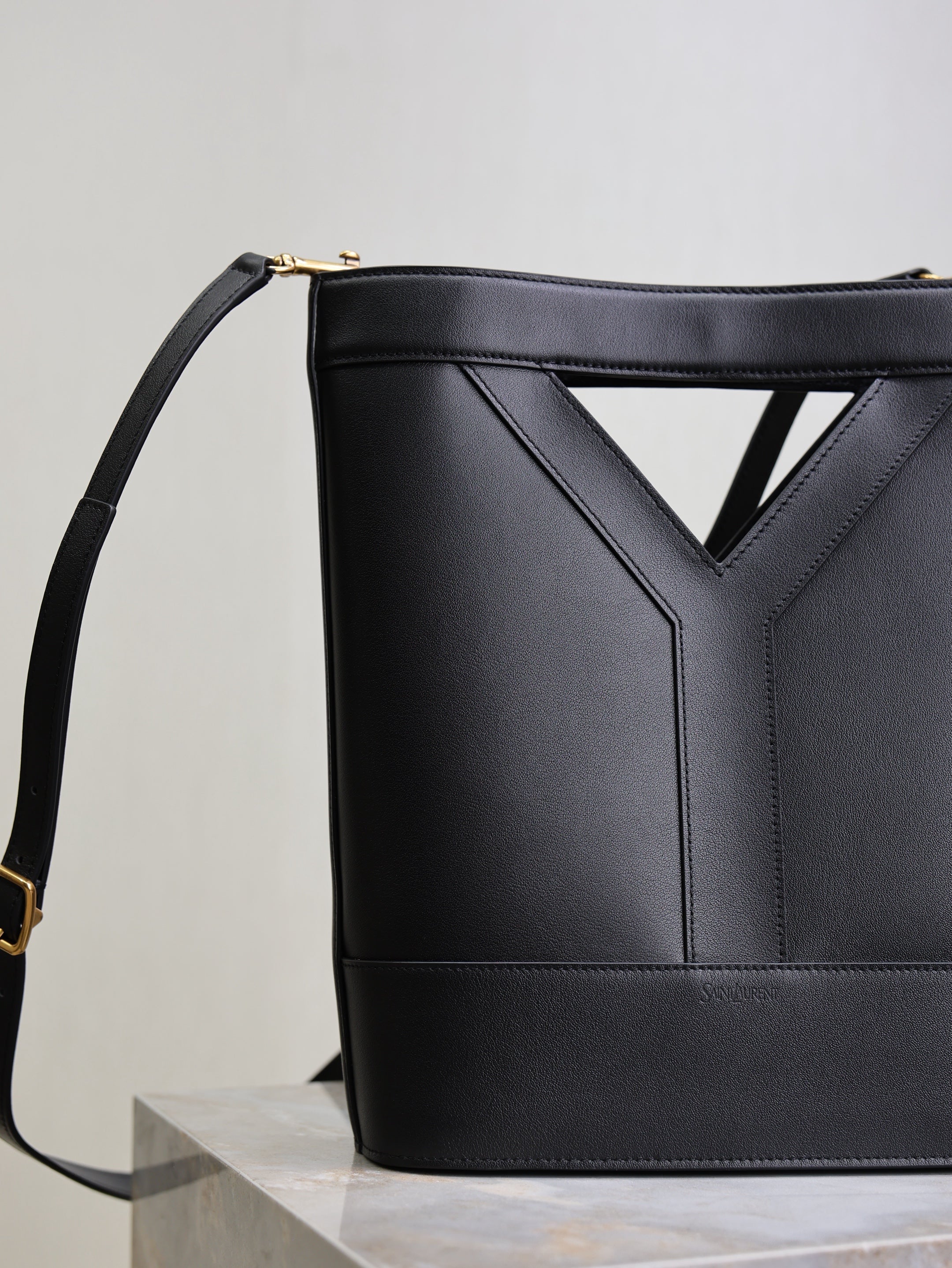 Y Small Bucket 23cm Black Leather