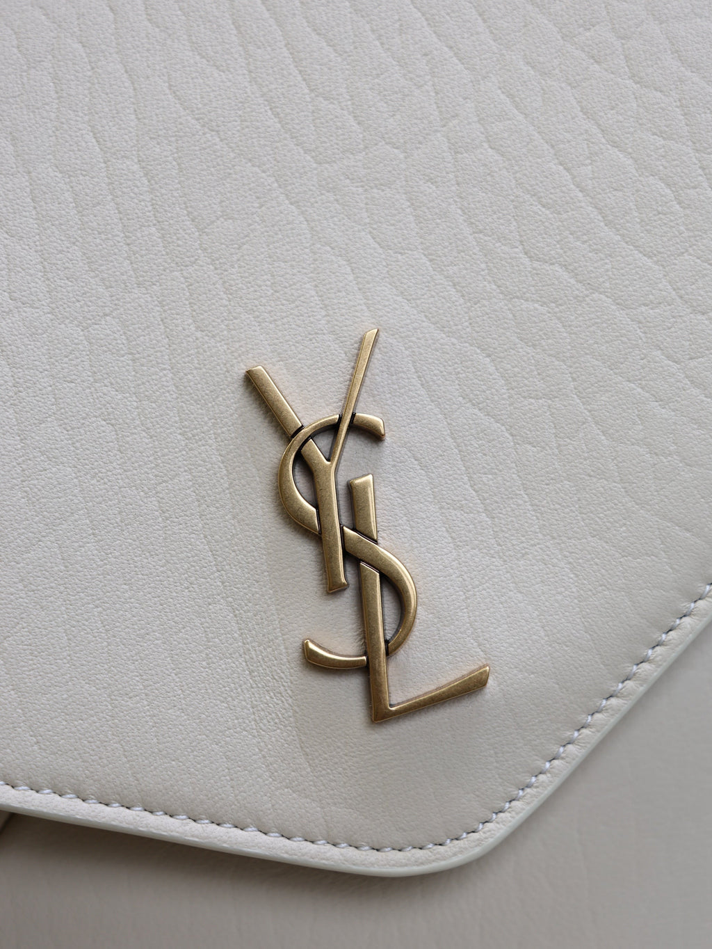 YSL 25S CASSANDRE ENVELOPE MESSENGER 35 IN BLANC  LAMBSKIN GOLD HARDWARE