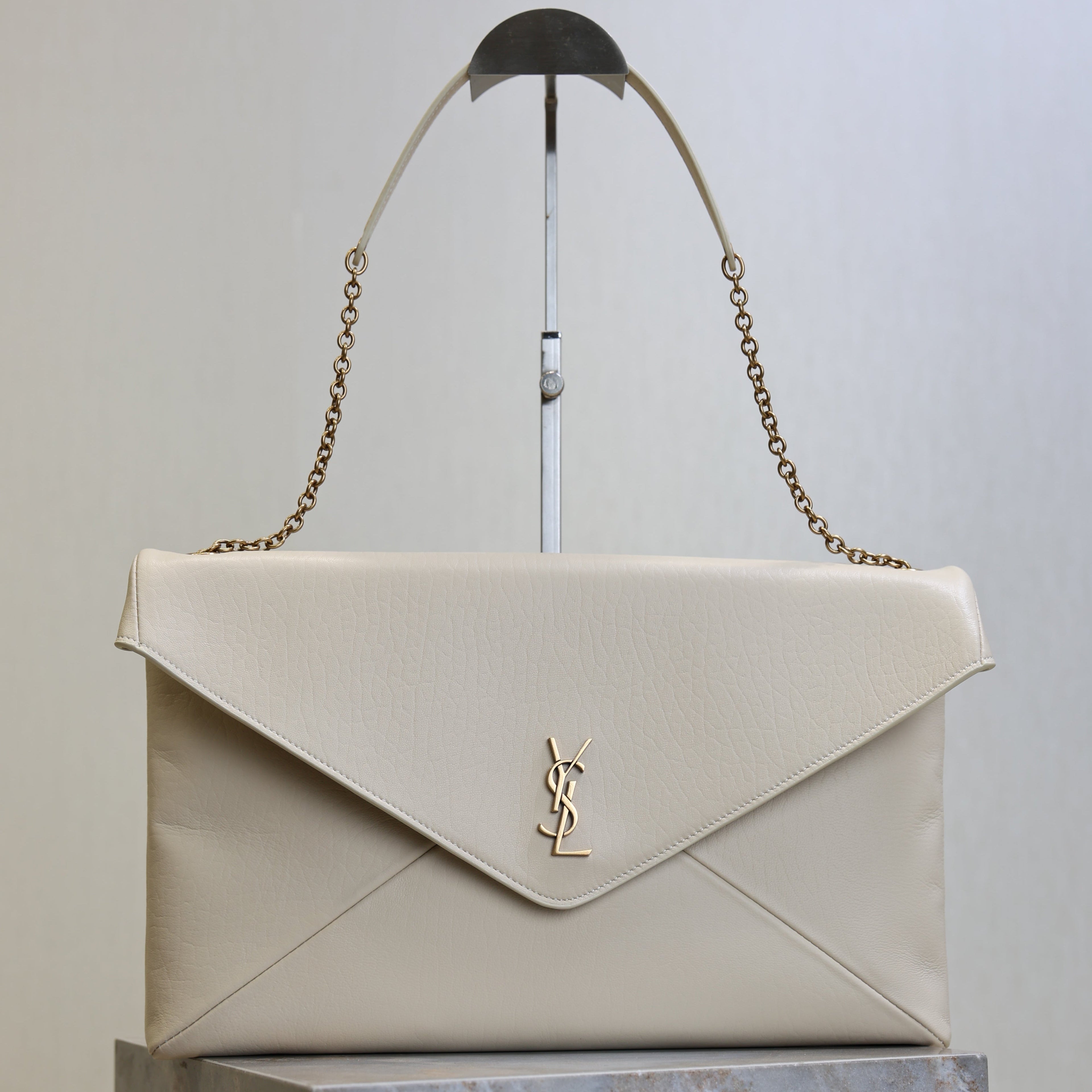 YSL 25S CASSANDRE ENVELOPE MESSENGER 35 IN BLANC  LAMBSKIN GOLD HARDWARE