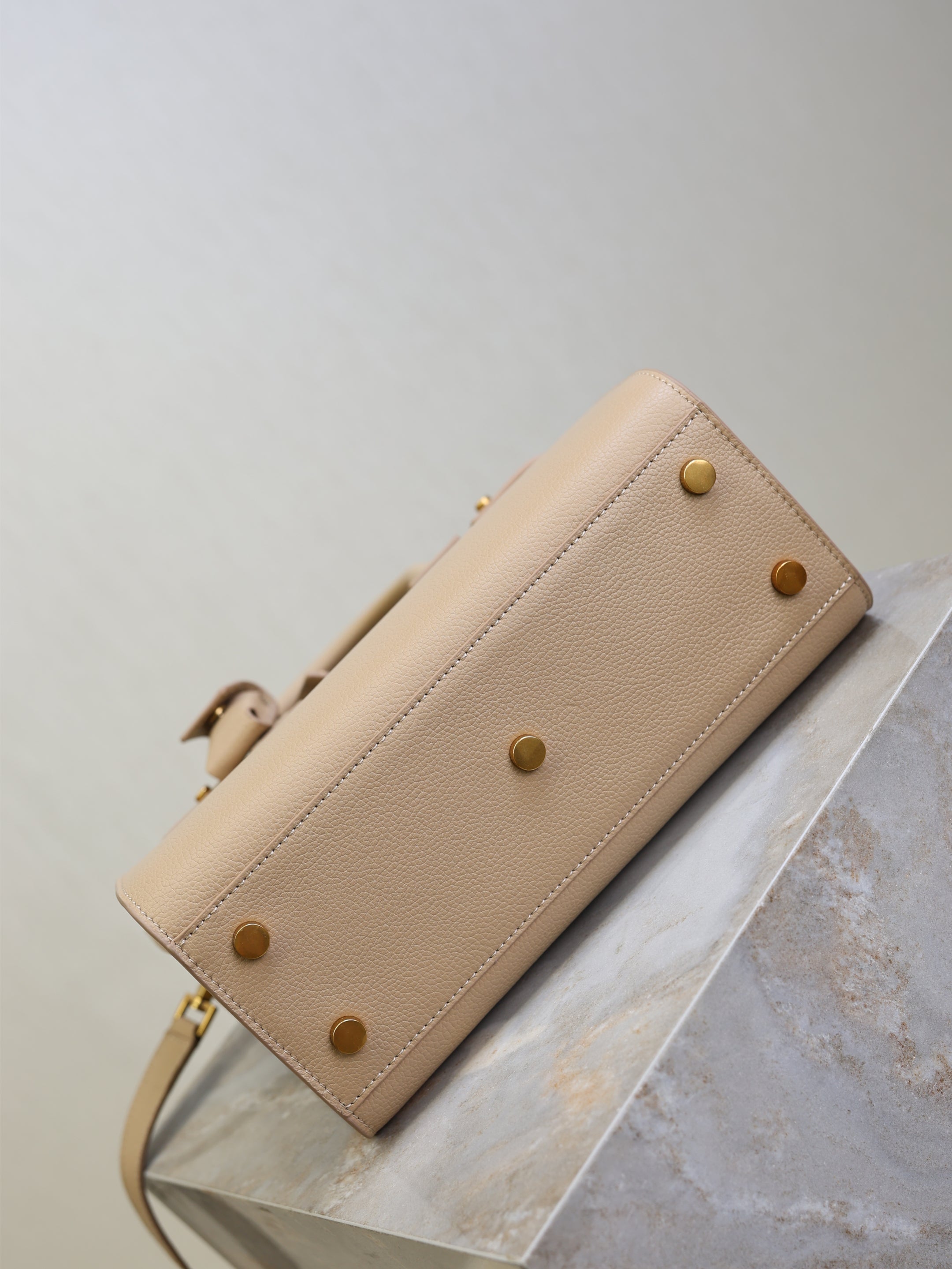 YSL 25S SAC DE JOUR MM 26 IN DARK BEIGE SUPPLE GRAINED CALFSKIN