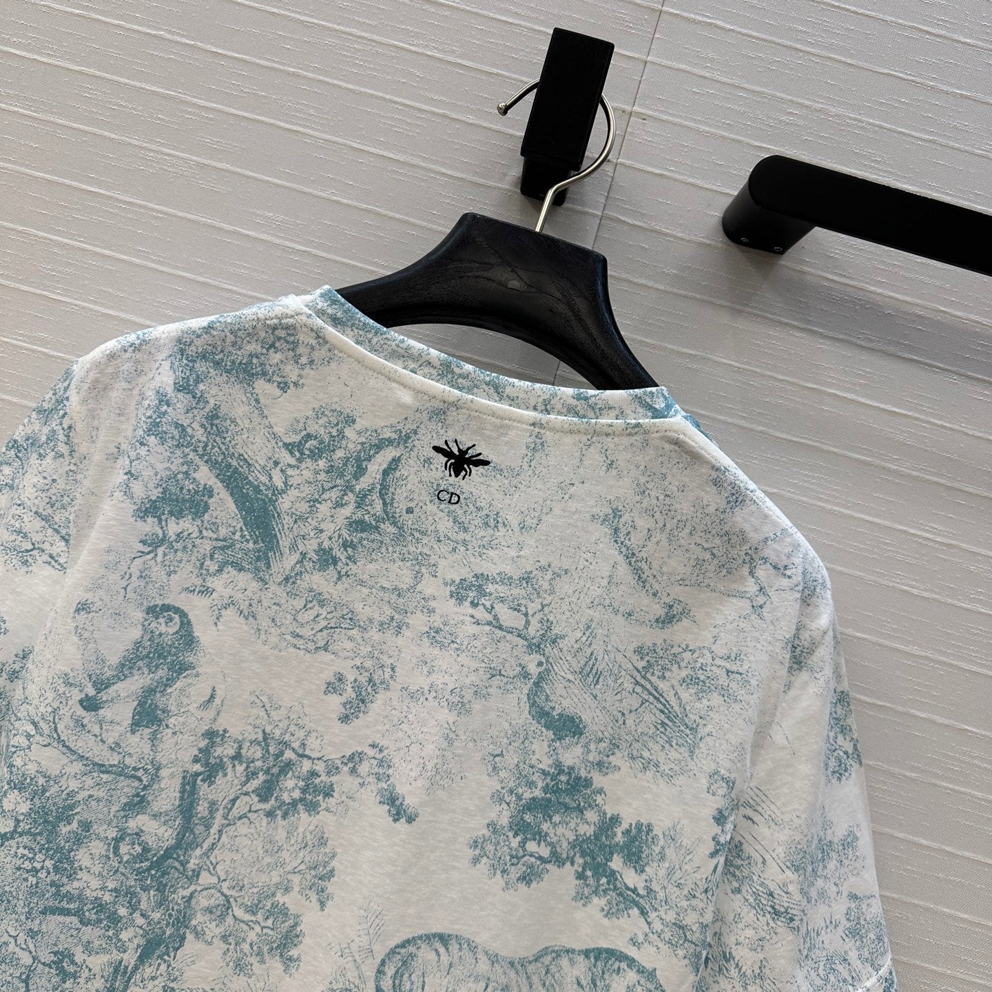 DIOR GRAPHIC PRINT T-SHIRT IN WHITE AND GREEN