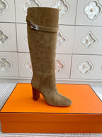 HM 25S TALL BOOTS 90 MM IN WARM BEIGE GOLD SUEDE