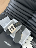 WOVEN SLIDE IN RAFFIA AND BLACK LAMBSKIN