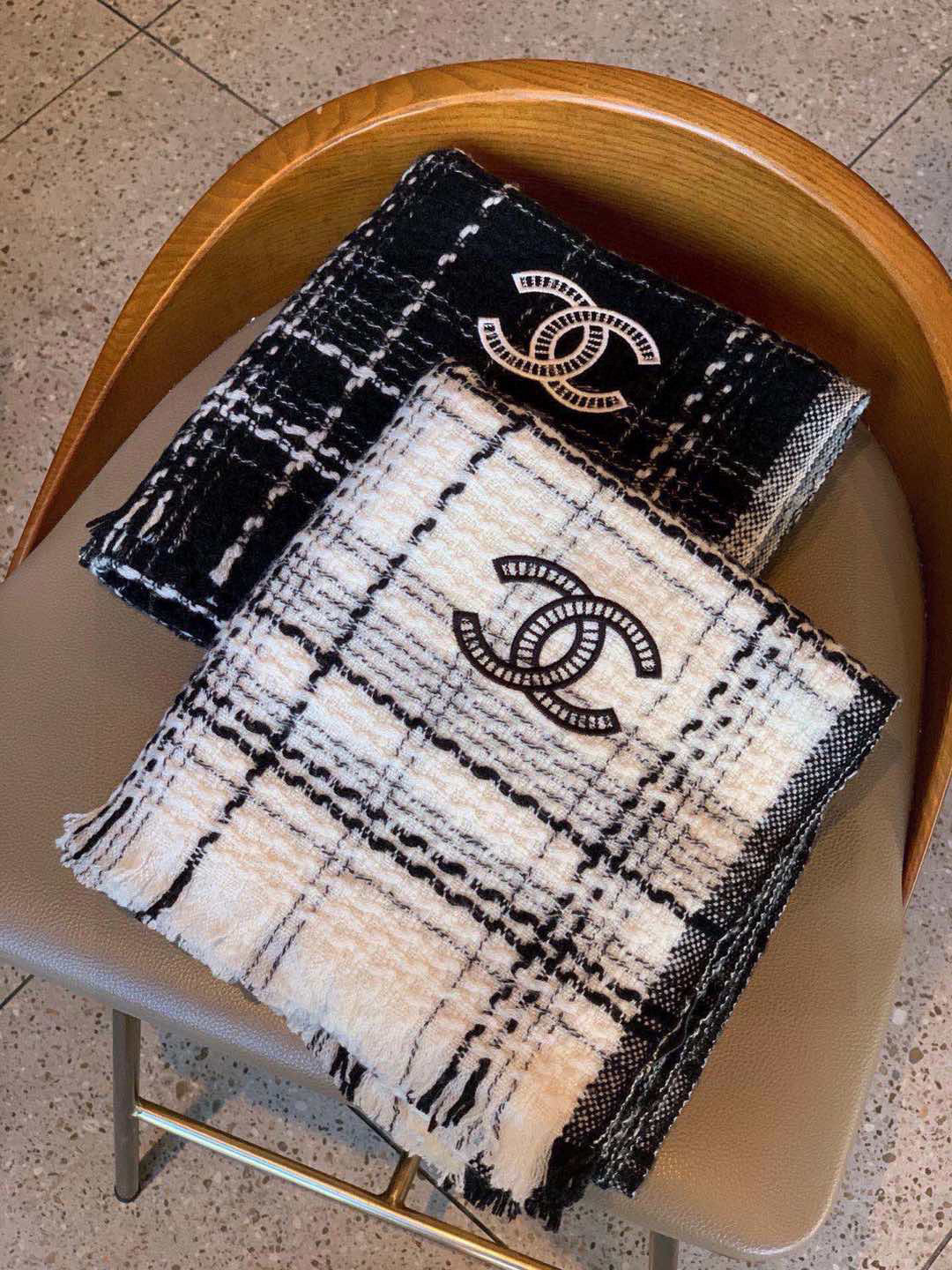 CHANEL 25S SCARF 200 IN CASHMERE 732053