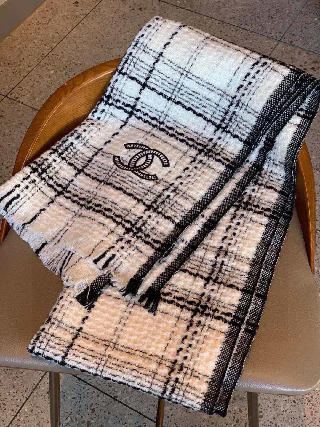 CHANEL 25S SCARF 200 IN CASHMERE 732053
