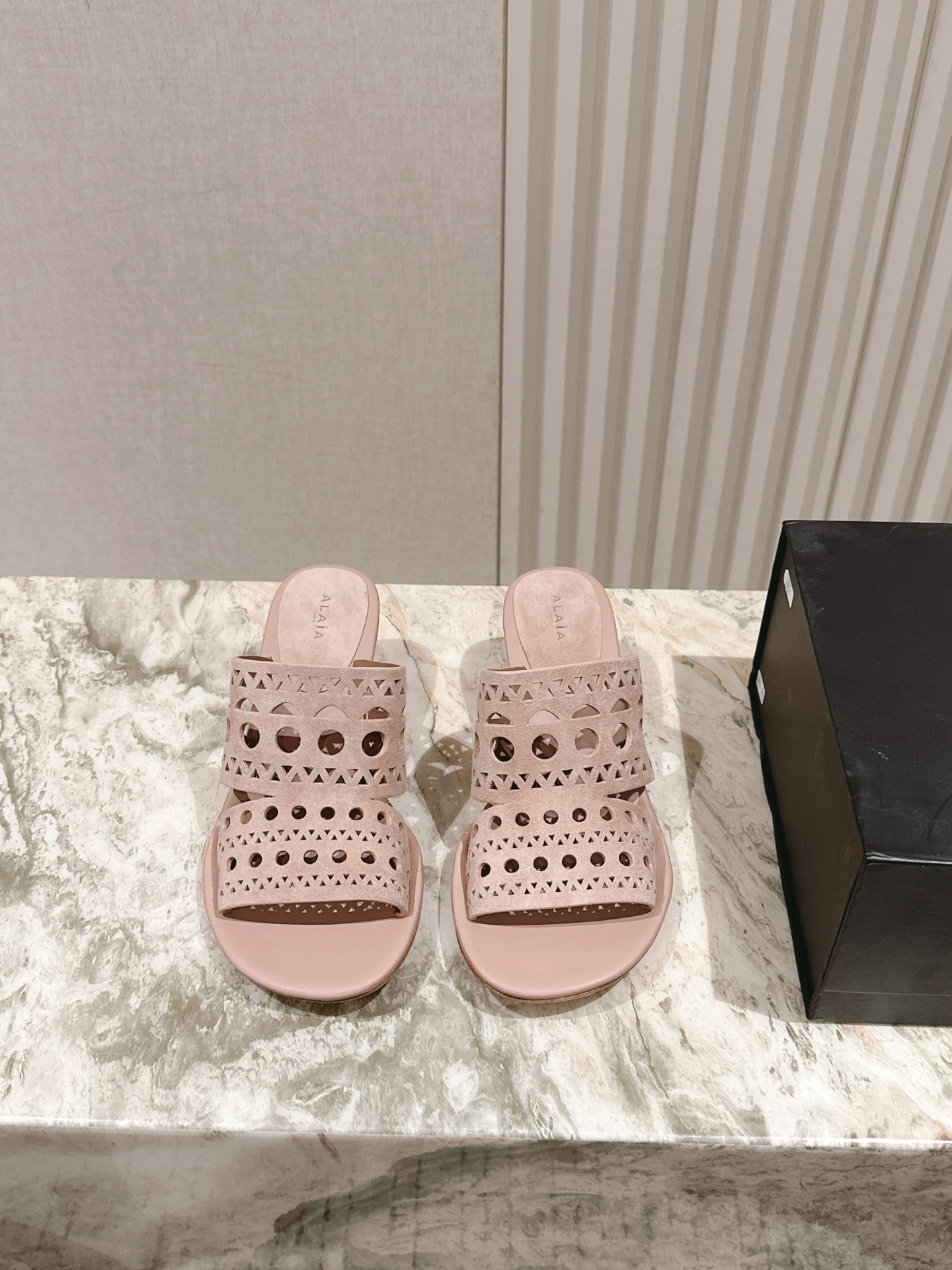 ALAIA HIGH HEEL CHUNKY TWO-STRAP 25S IN PINK BEIGE SUEDE