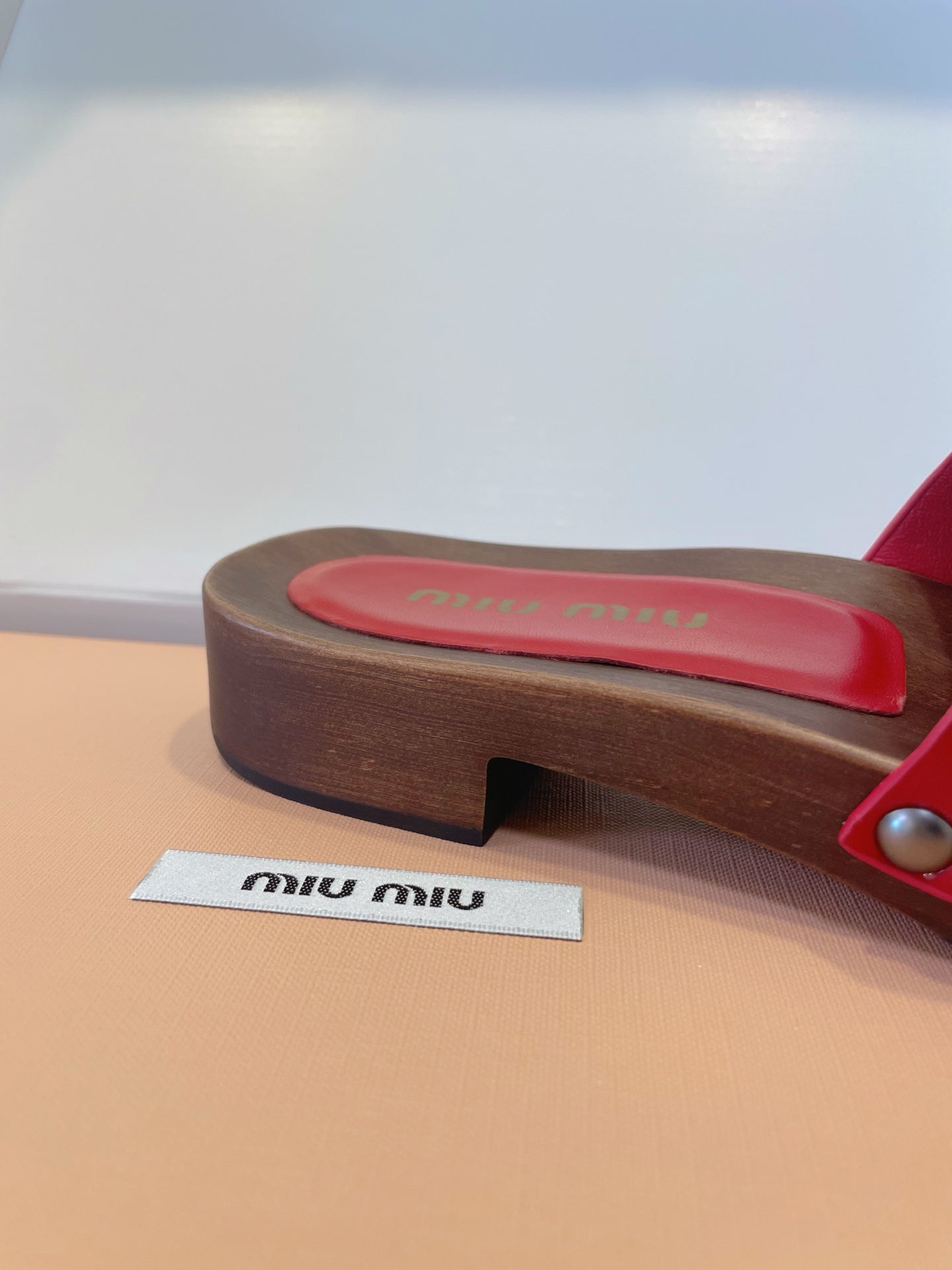 MM STUDDED SANDALS IN RED PATENT CALFSKIN AND WOOD