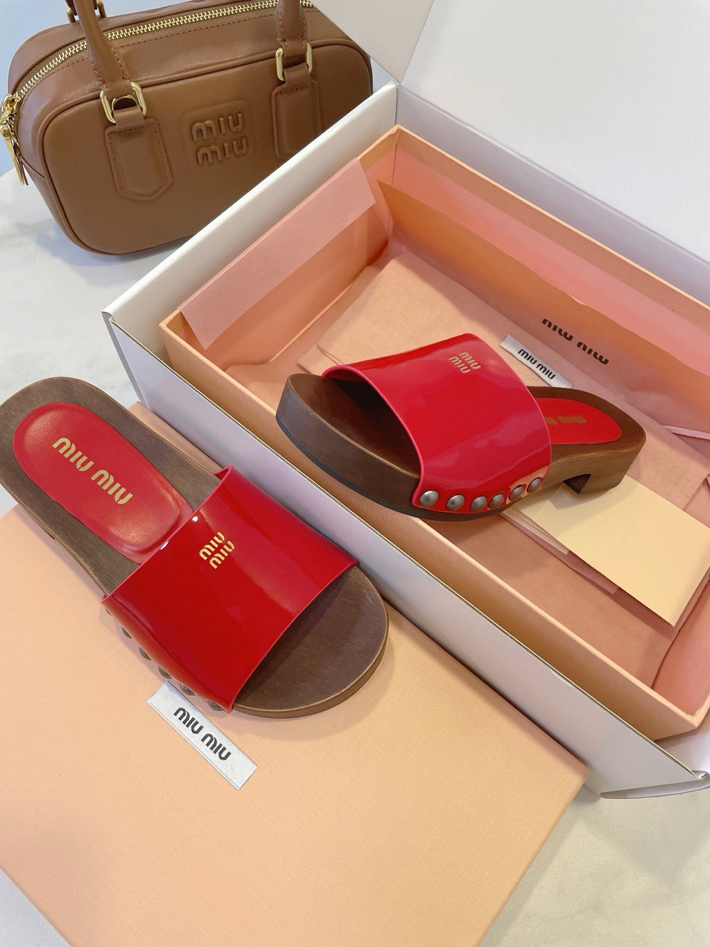 MM STUDDED SANDALS IN RED PATENT CALFSKIN AND WOOD