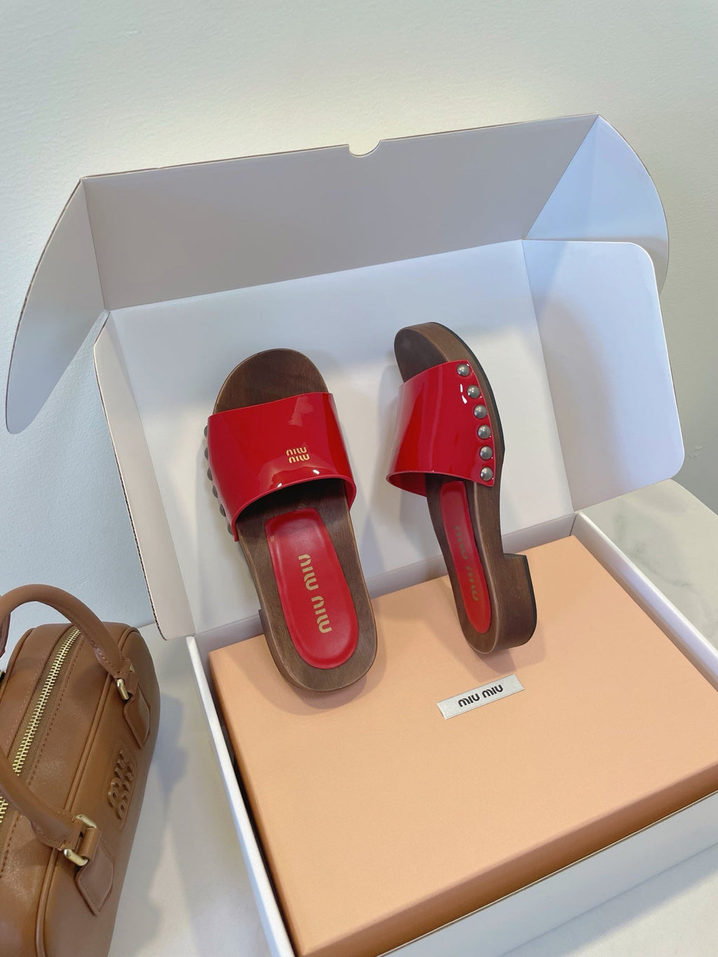 MM STUDDED SANDALS IN RED PATENT CALFSKIN AND WOOD