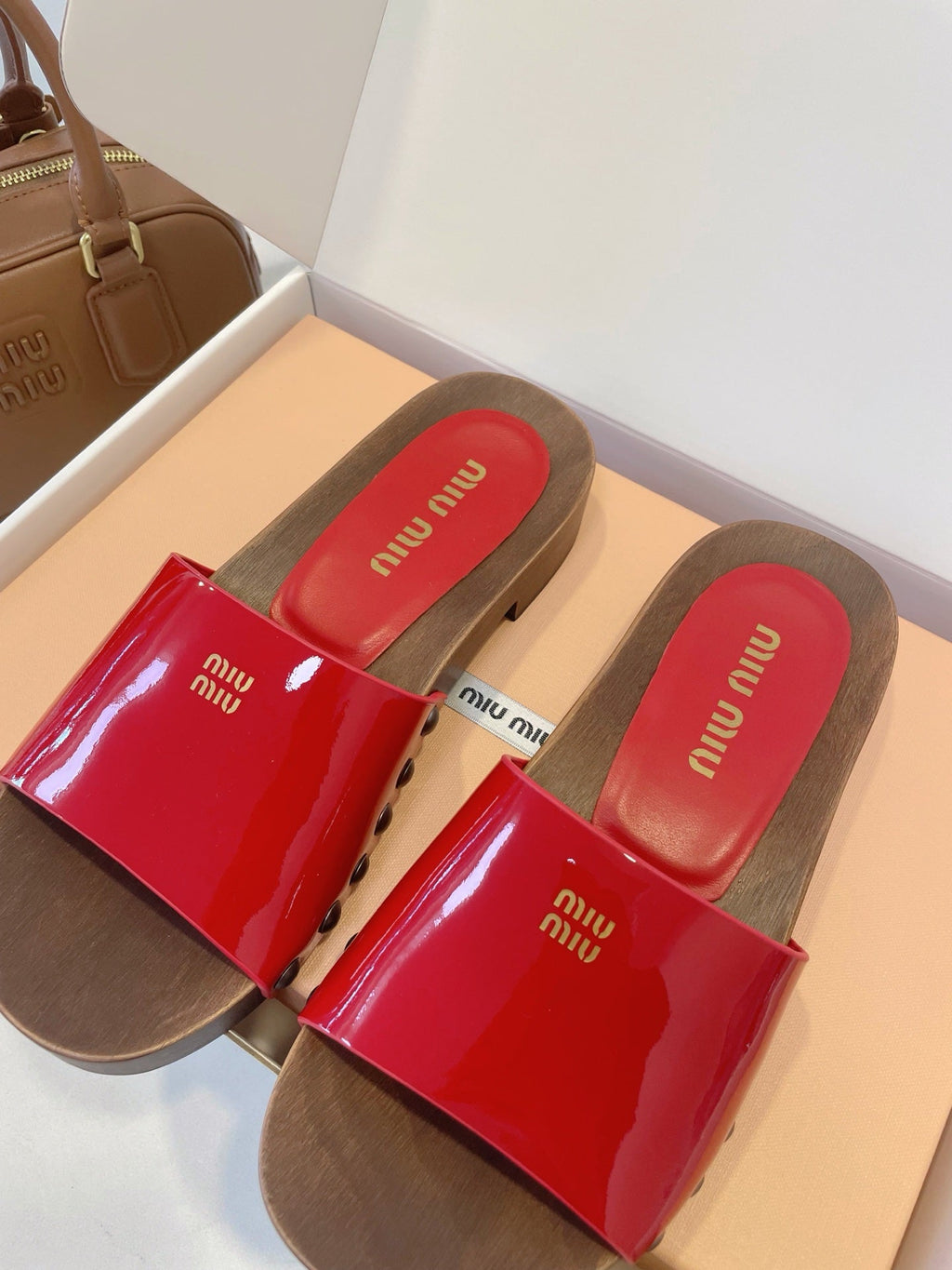 MM STUDDED SANDALS IN RED PATENT CALFSKIN AND WOOD