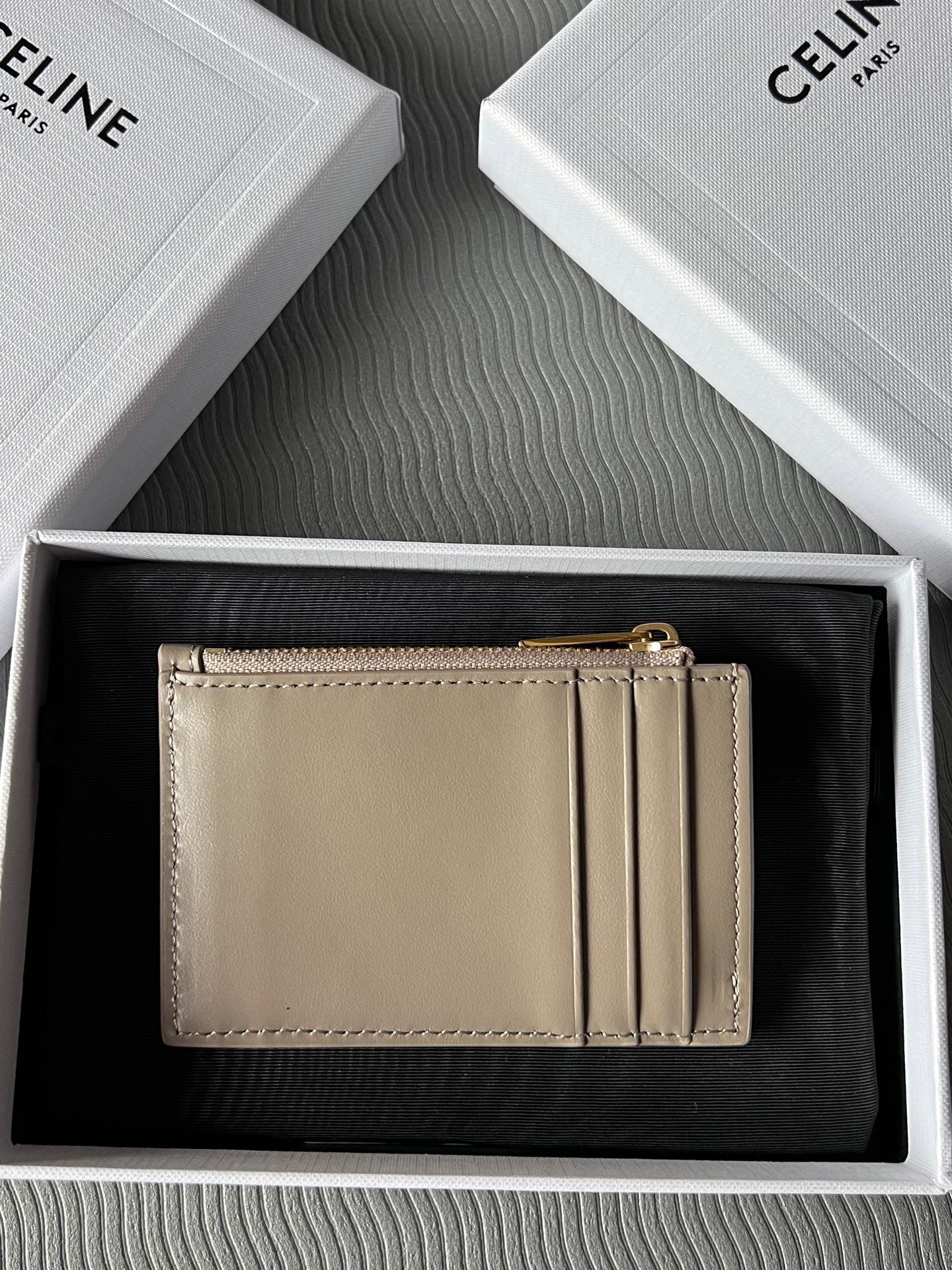 TRIOMPHE Zipped Card Holder Modern Taupe Cowhide Leather