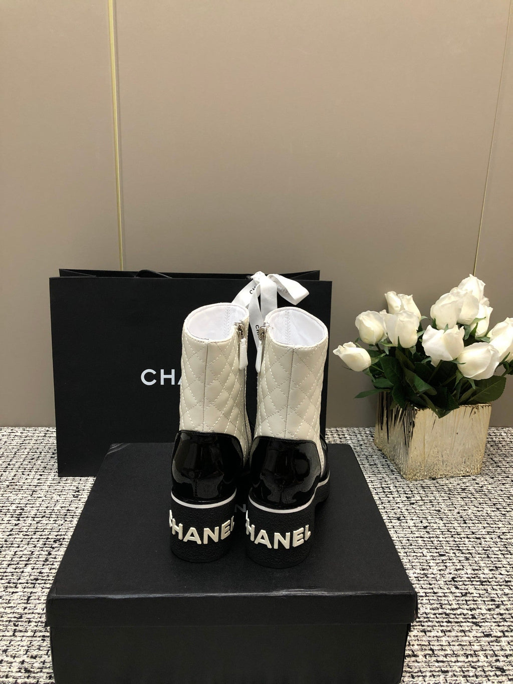 ROUND-TOE SHORT BOOTS BLACK MIX WHITE SHEEPSKIN